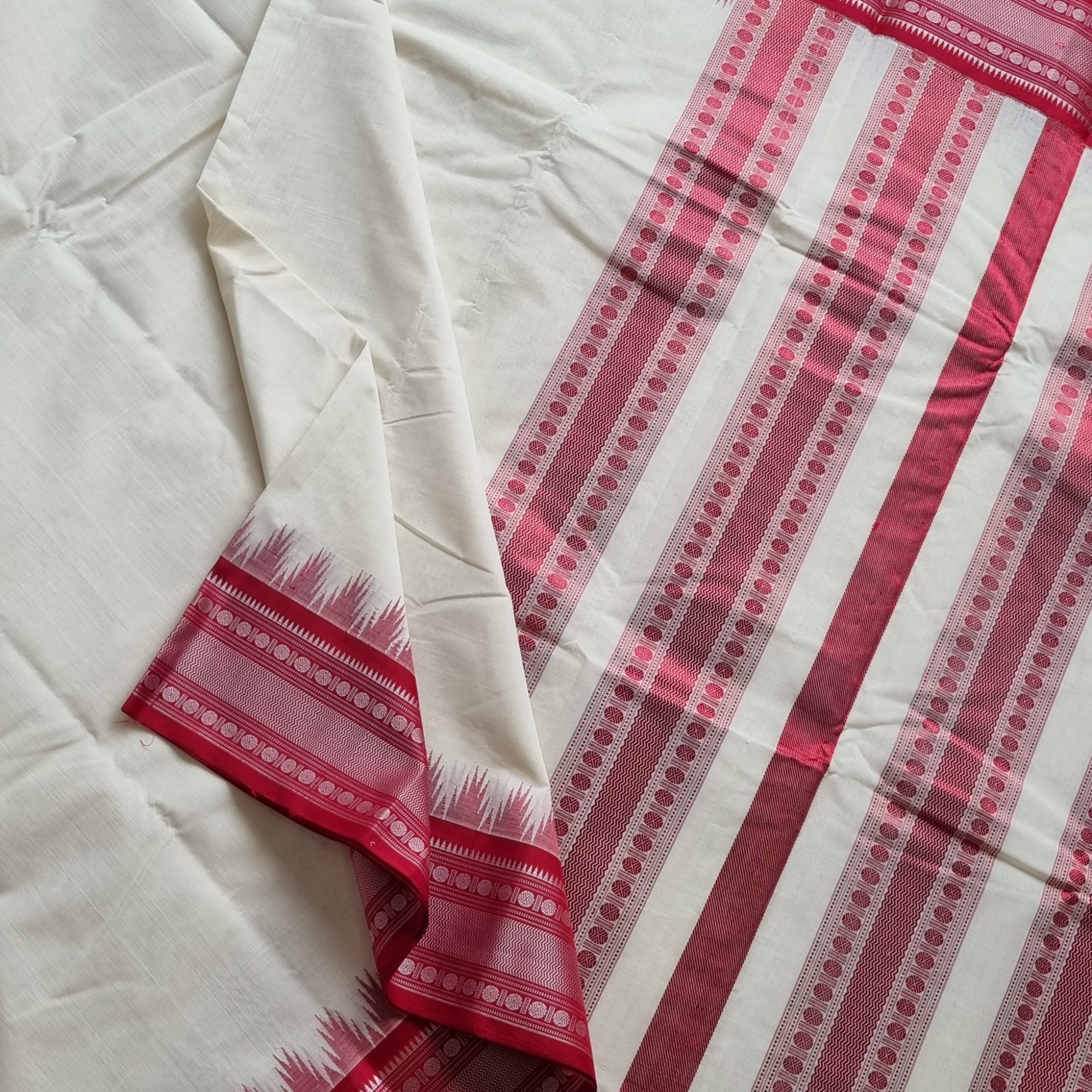 Kanchi Cotton body offwhite with red Korvai Silk Borders
