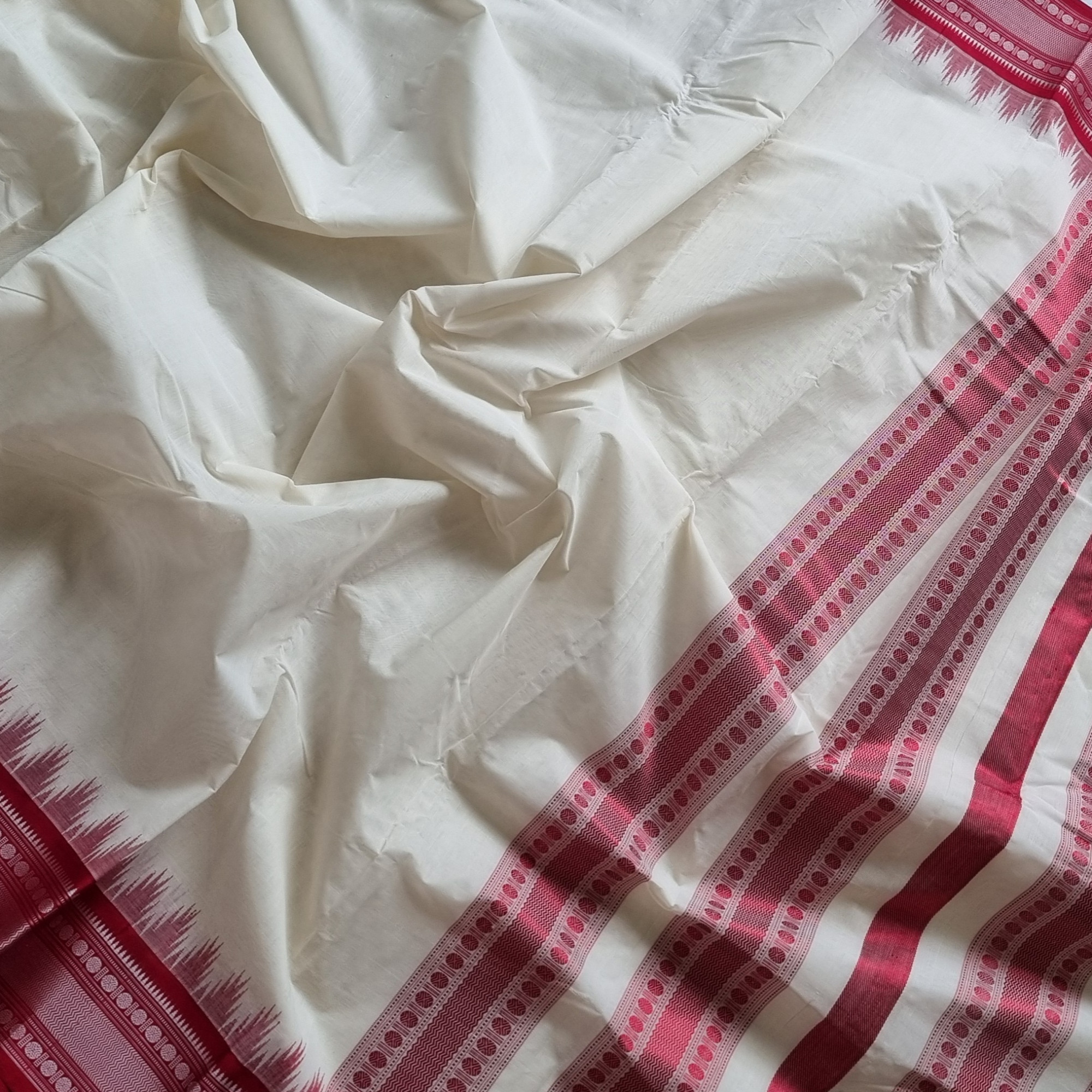 Kanchi Cotton body offwhite with red Korvai Silk Borders