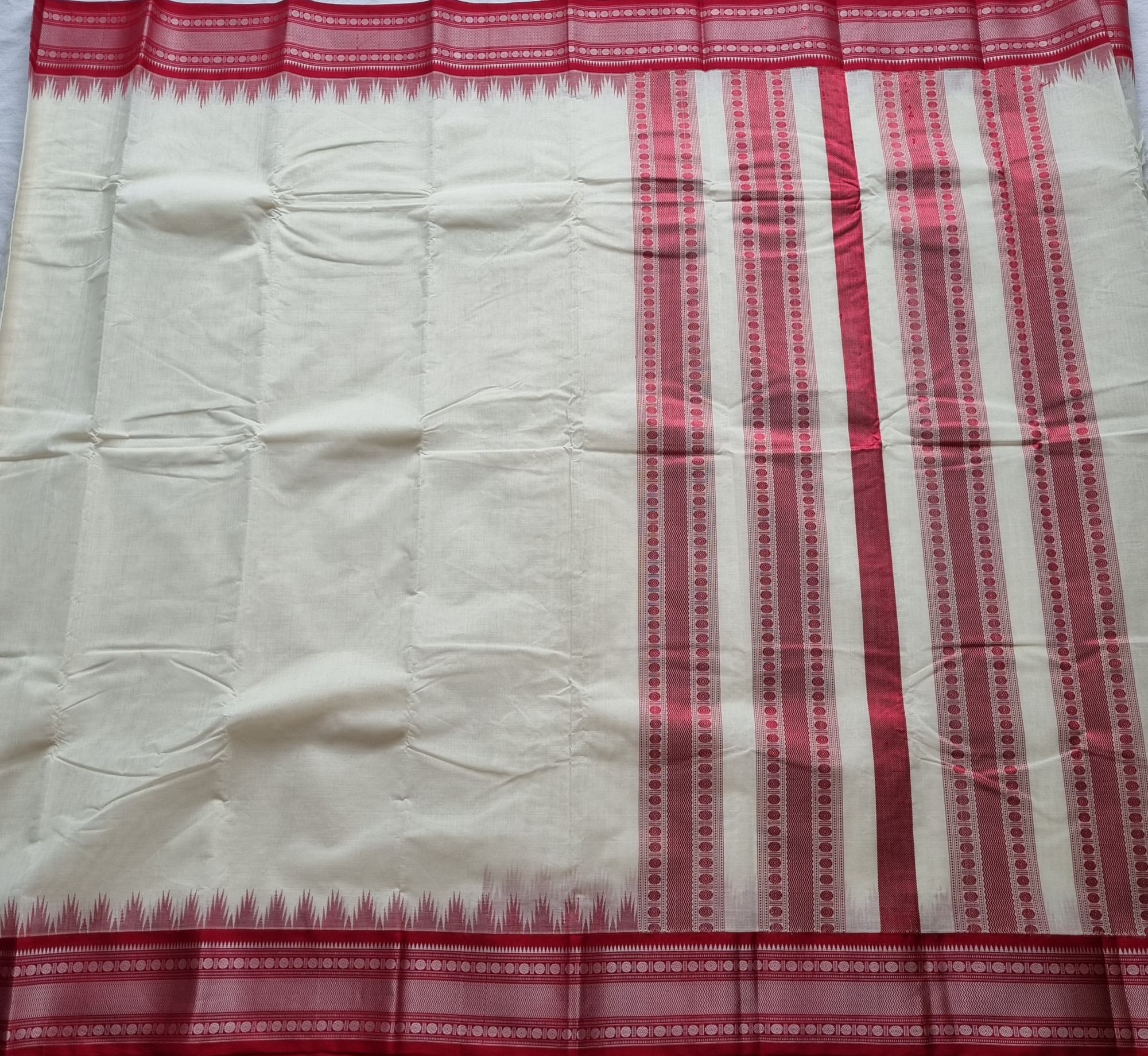 Kanchi Cotton body offwhite with red Korvai Silk Borders