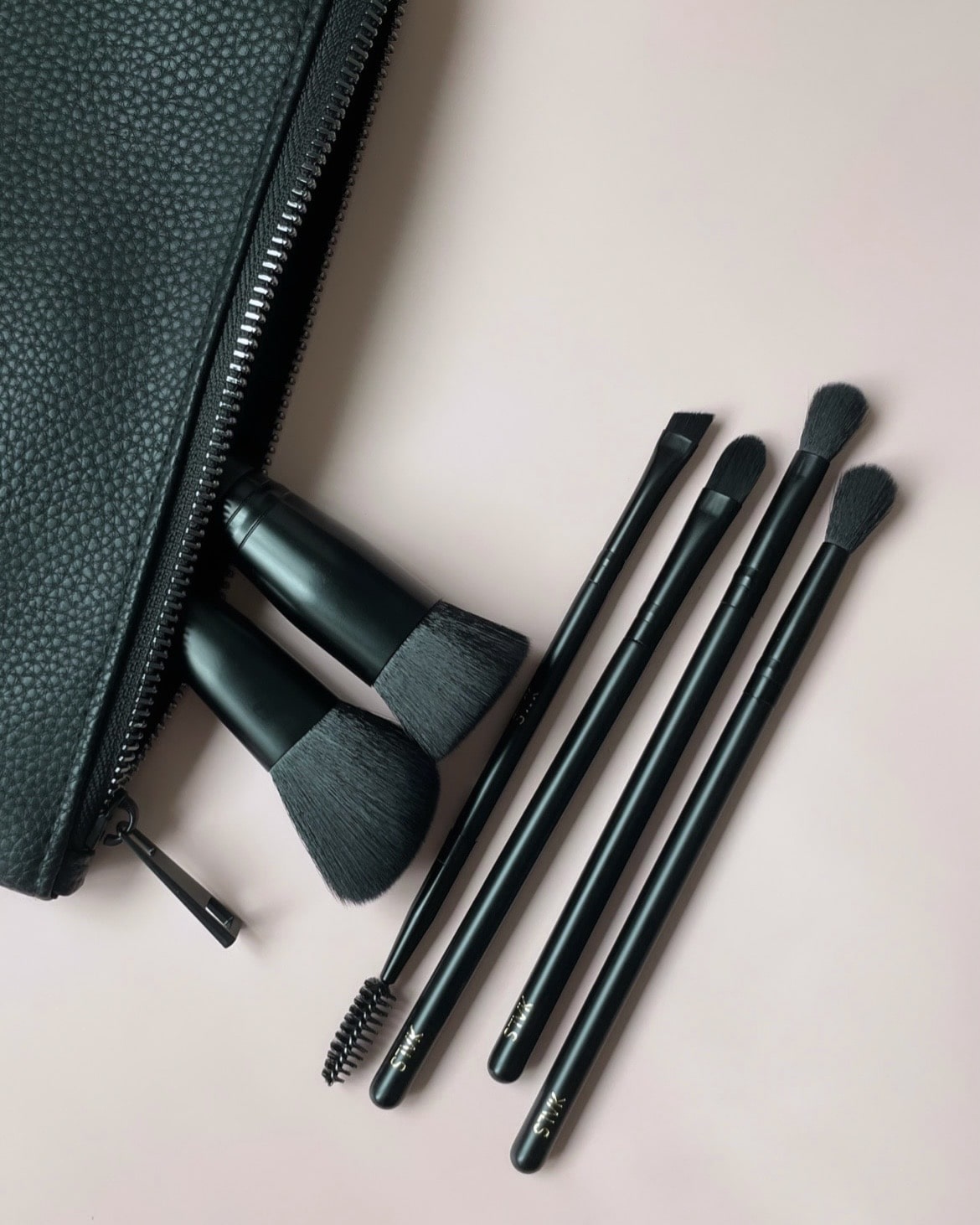 - Onyx Makeup brush set