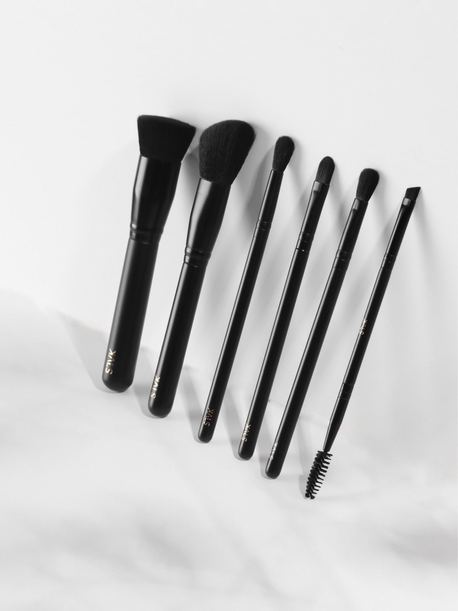 - Onyx Makeup brush set