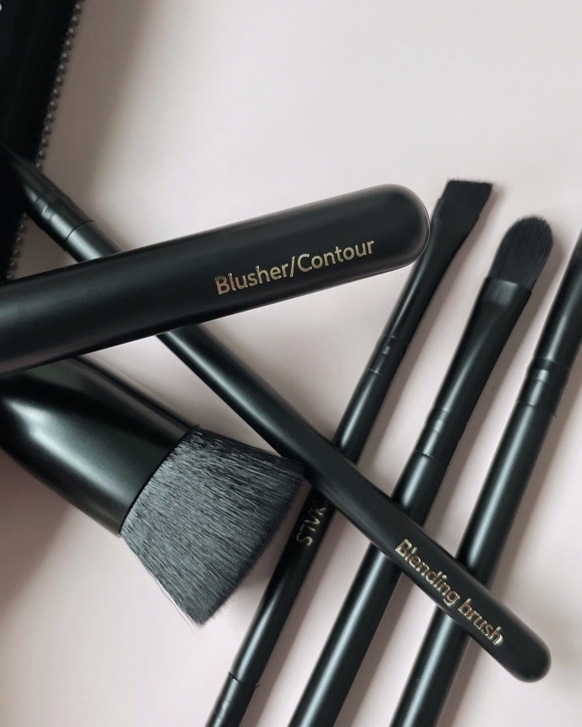 - Onyx Makeup brush set