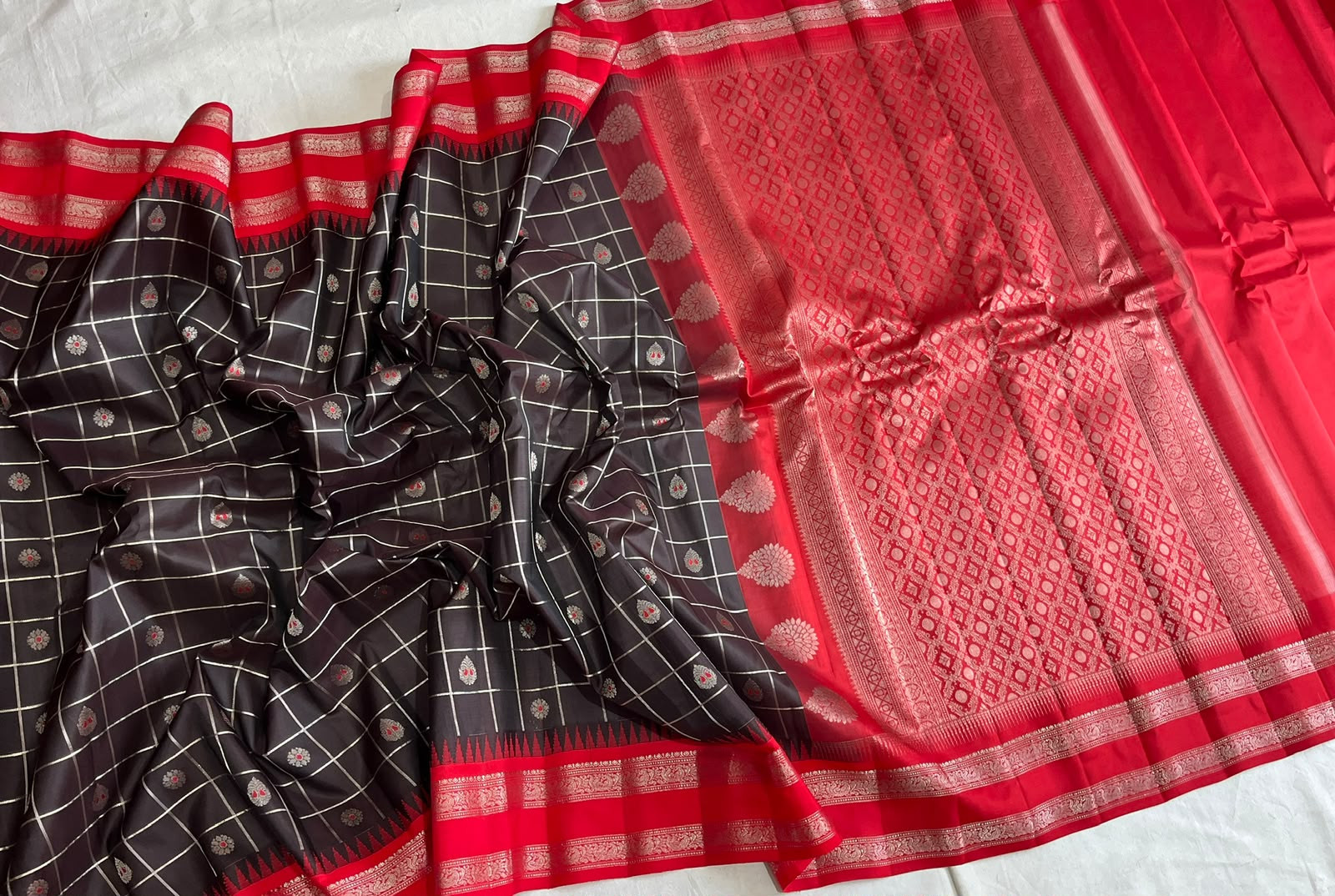 Gadwal Pattu Silver Gap Border Saree