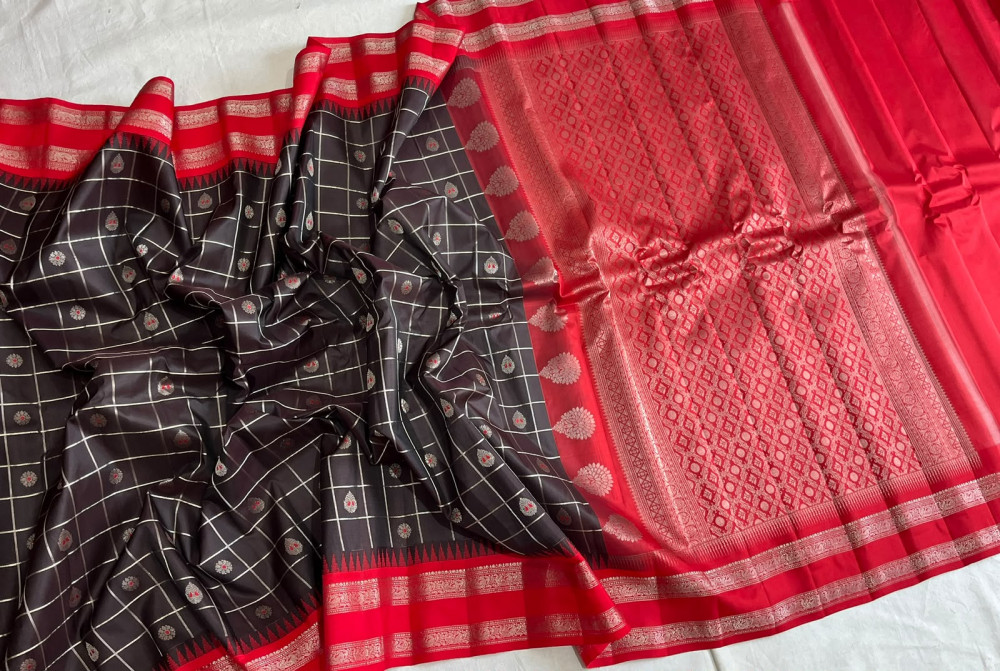 Image of Gadwal Pattu Silver Gap Border Saree