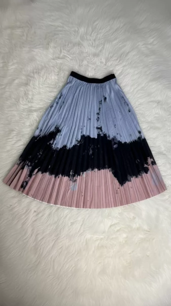 Image of Statement Abstract Tie-Dye Pleated Midi Skirt - Elastic Waist
