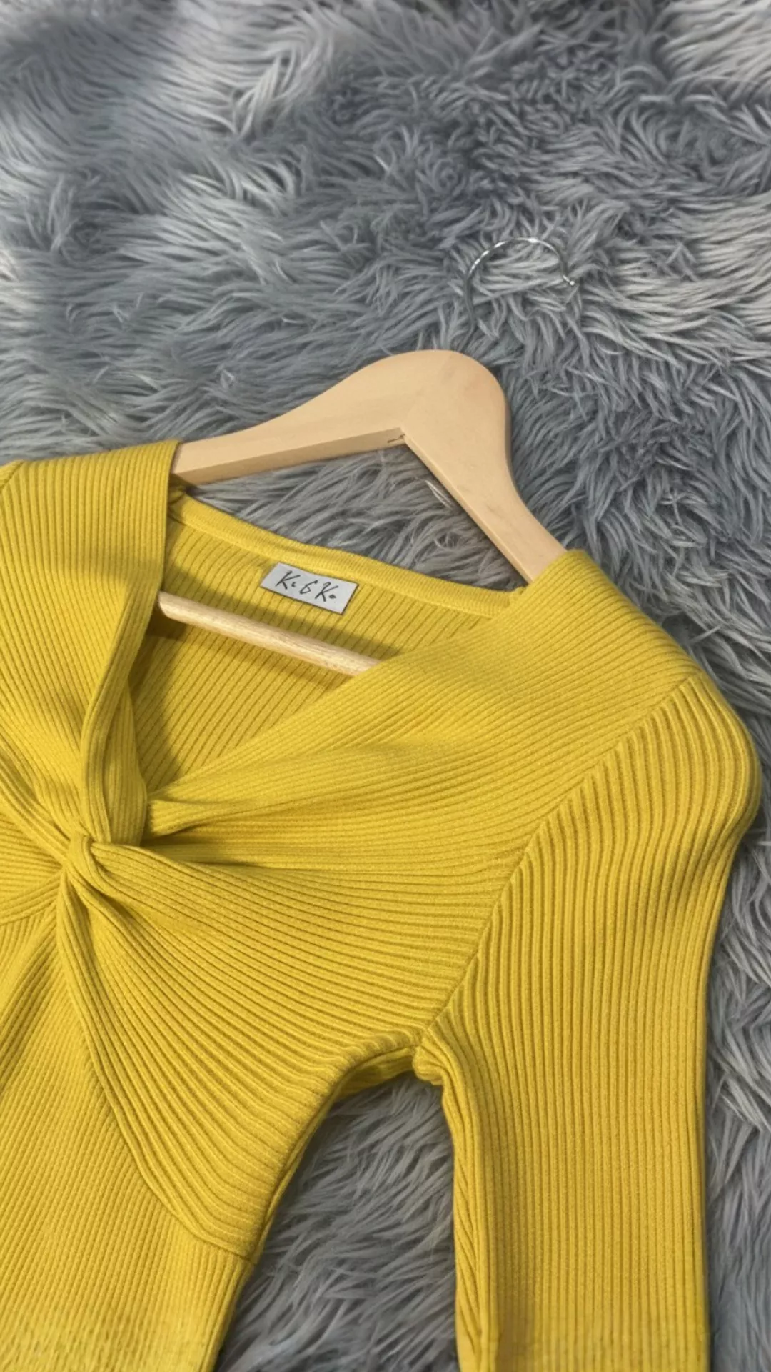 Chic Twisted Knot Ribbed Knit Top - Long Sleeve V-Neck Sweater