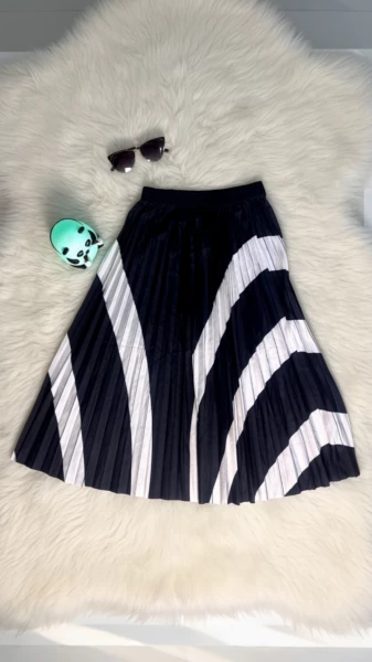 Image of Statement Black &amp; White Chevron Pleated Midi Skirt - Elastic Waist