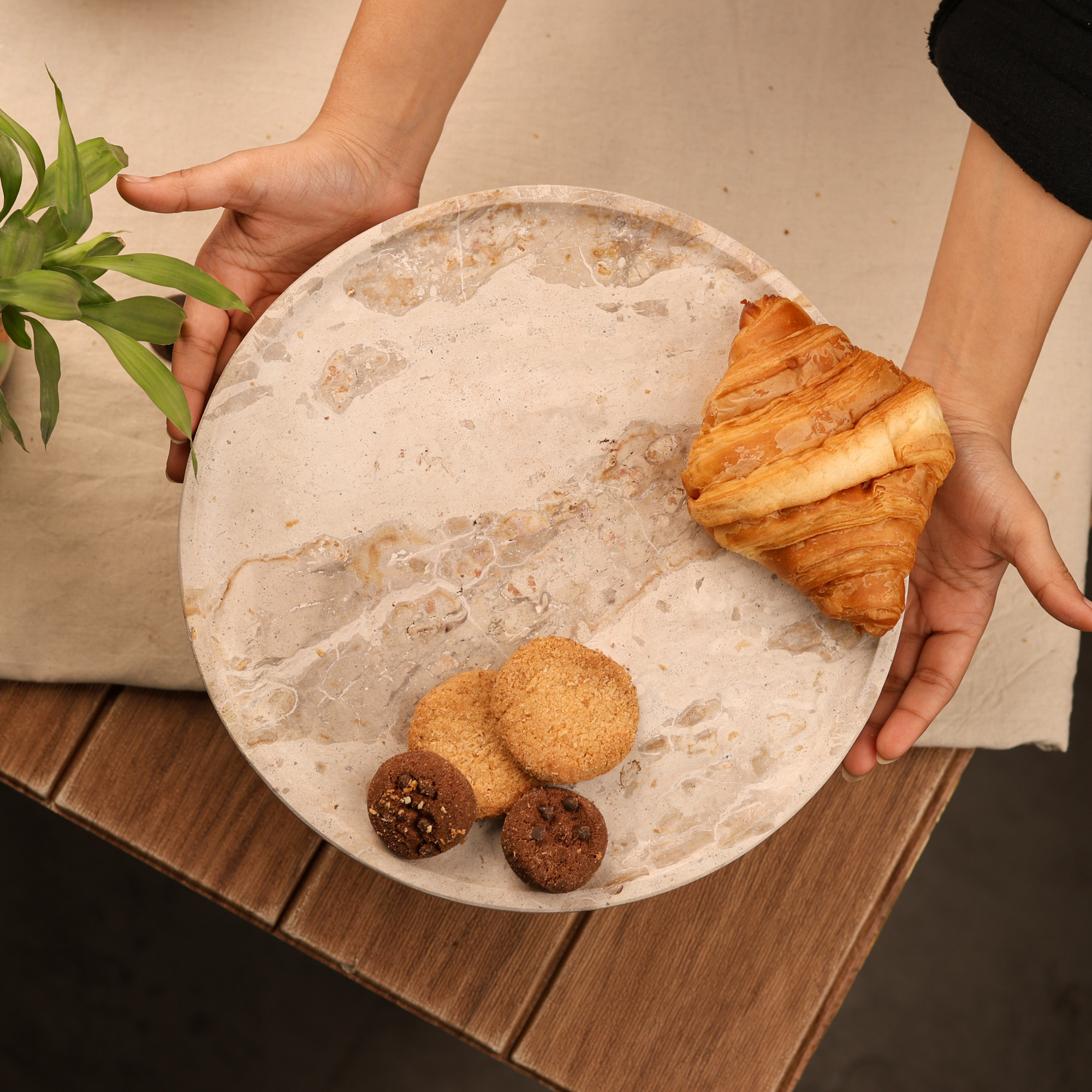 Ivory Round Fluted Cake Stand