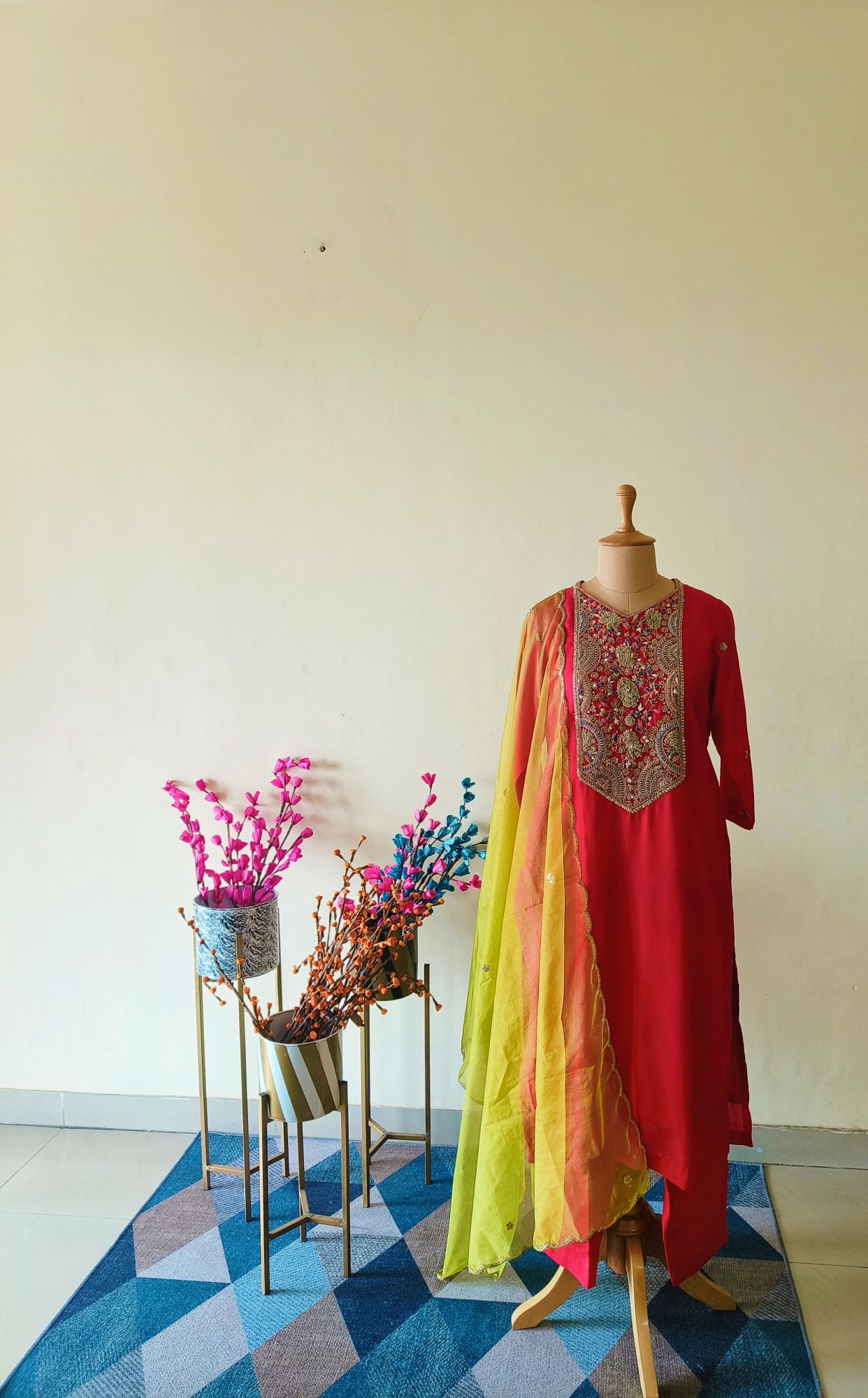 RED THREAD AND SEQUINS SUIT SET