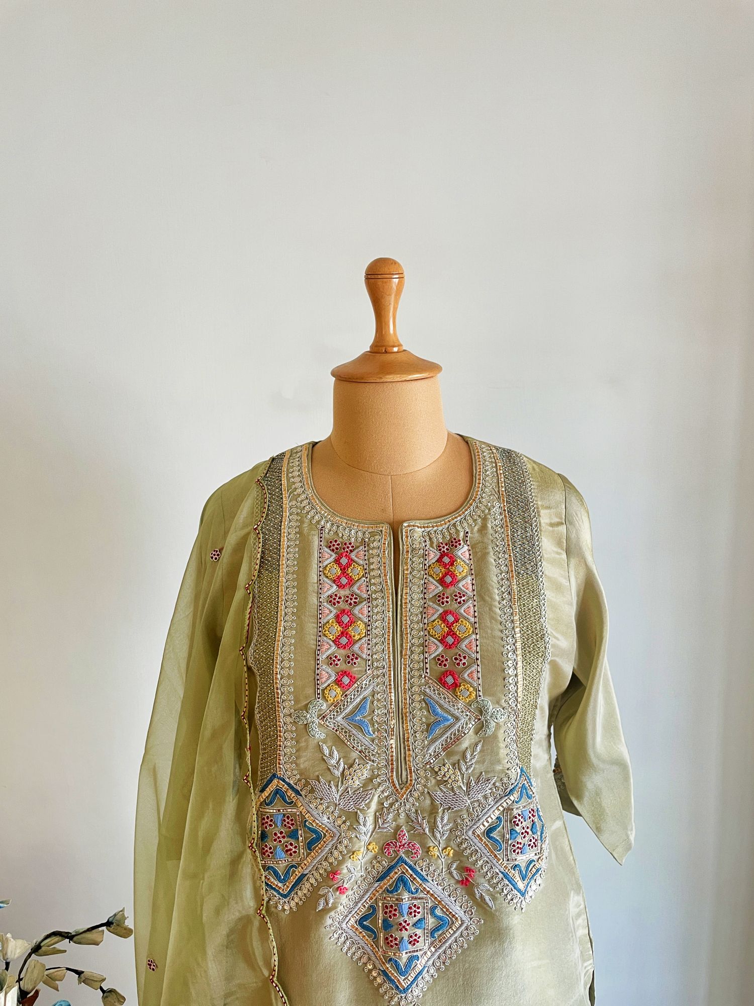 BEIGE THREAD SUIT SET