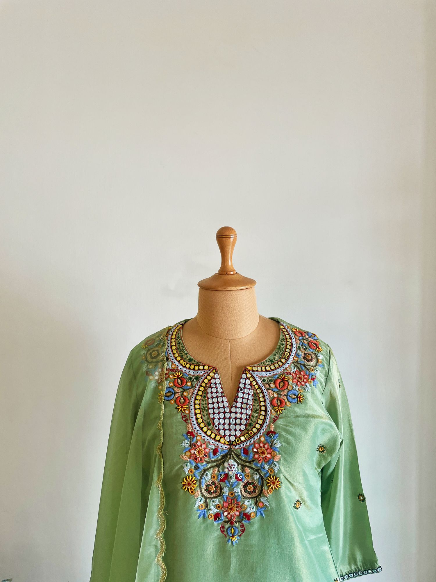 LIGHT PISTA GREEN THREAD AND MIRROR SUIT SET