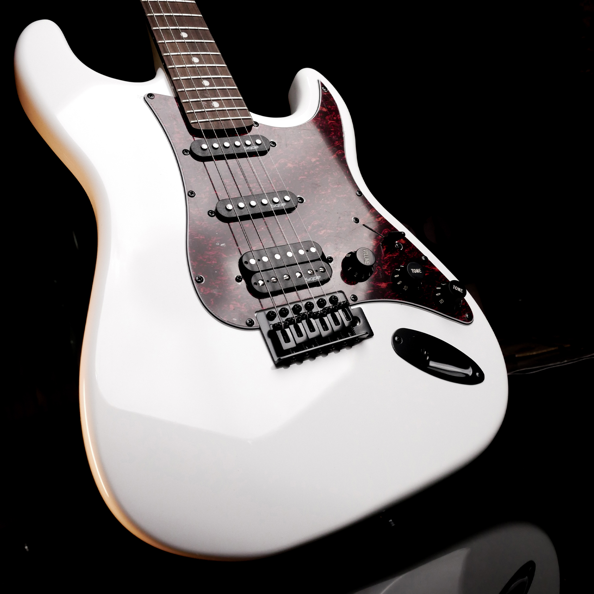 SQOE SEST230 Super Strat HSS Electric guitar With Rosewood Fret Board -White