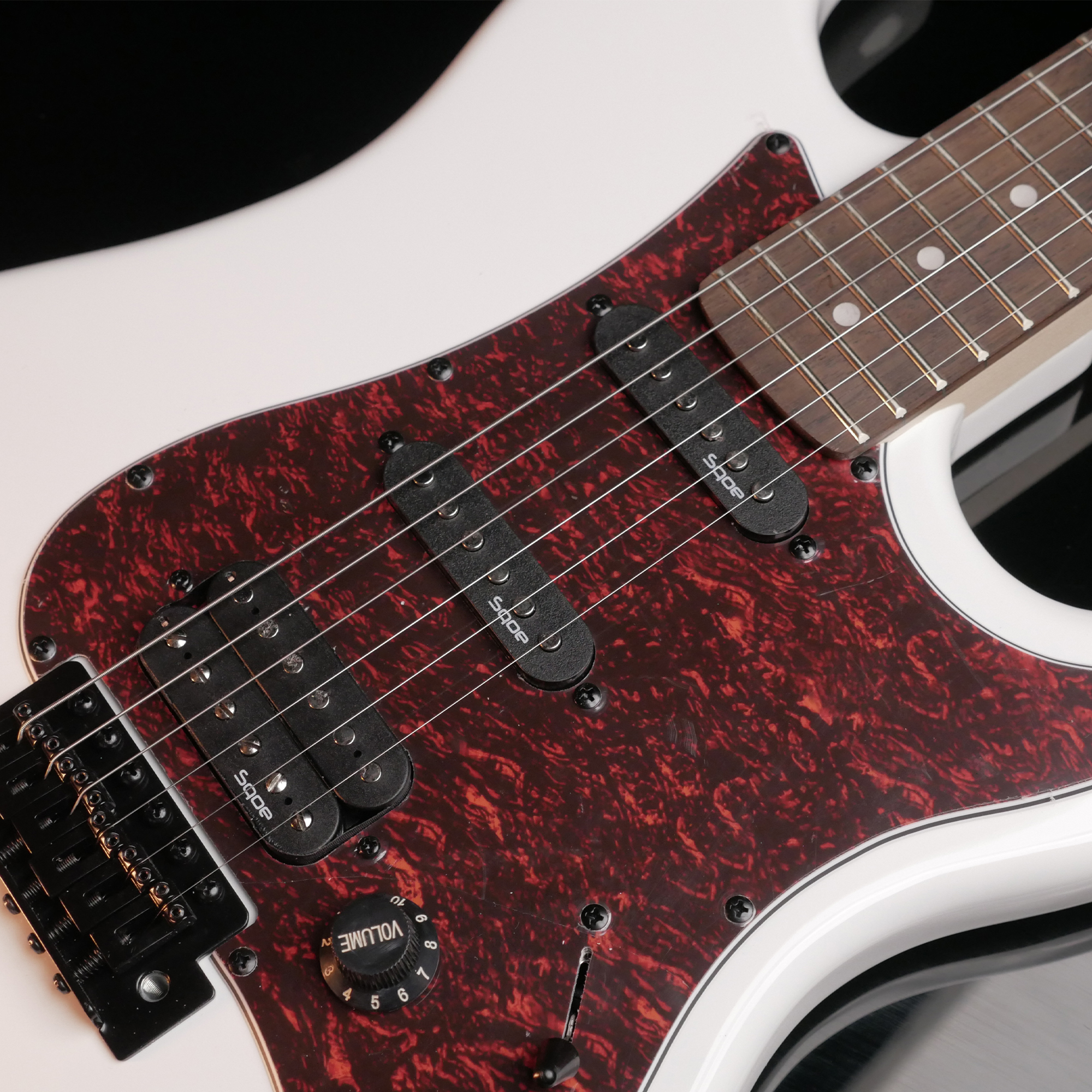 SQOE SEST230 Super Strat HSS Electric guitar With Rosewood Fret Board -White
