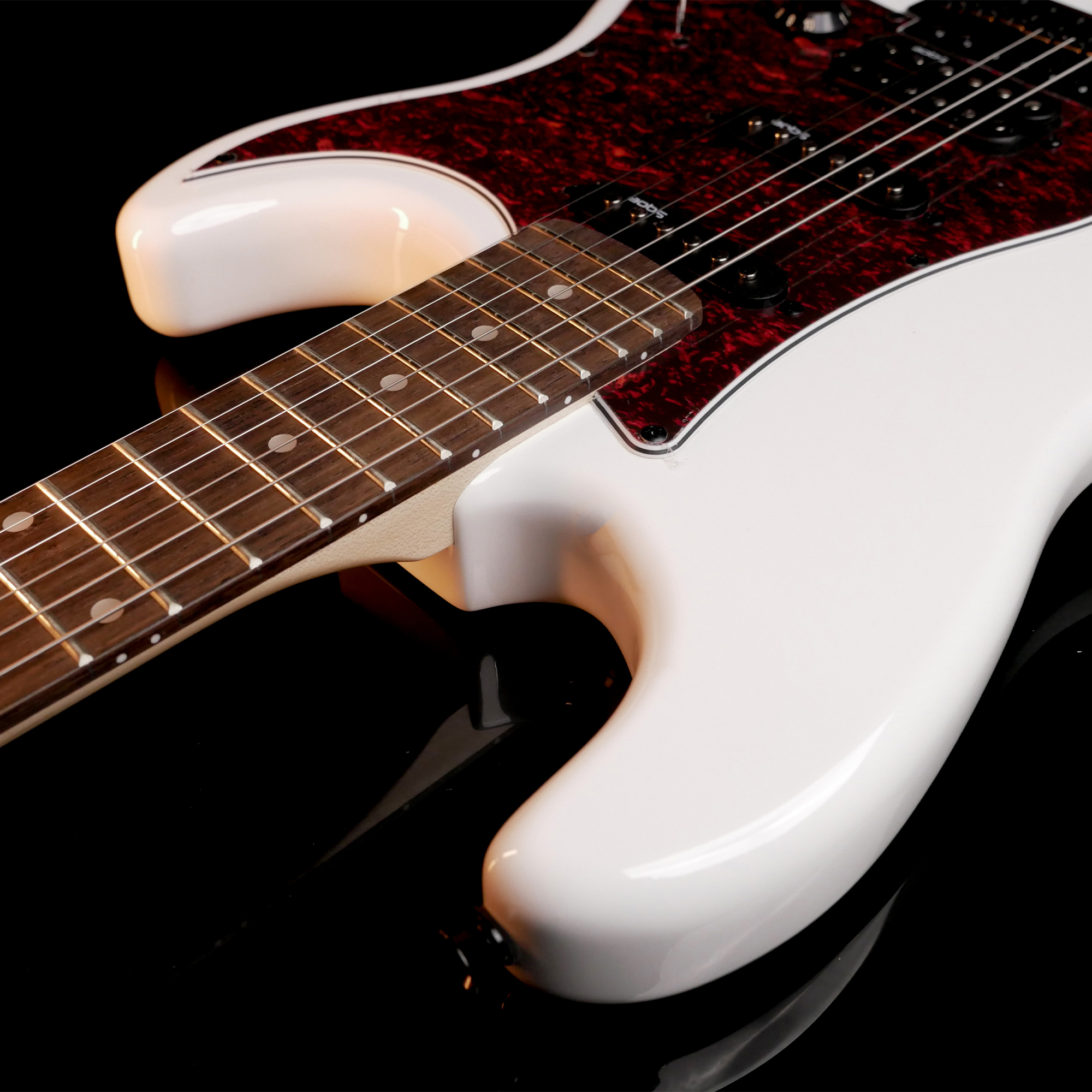 SQOE SEST230 Super Strat HSS Electric guitar With Rosewood Fret Board -White