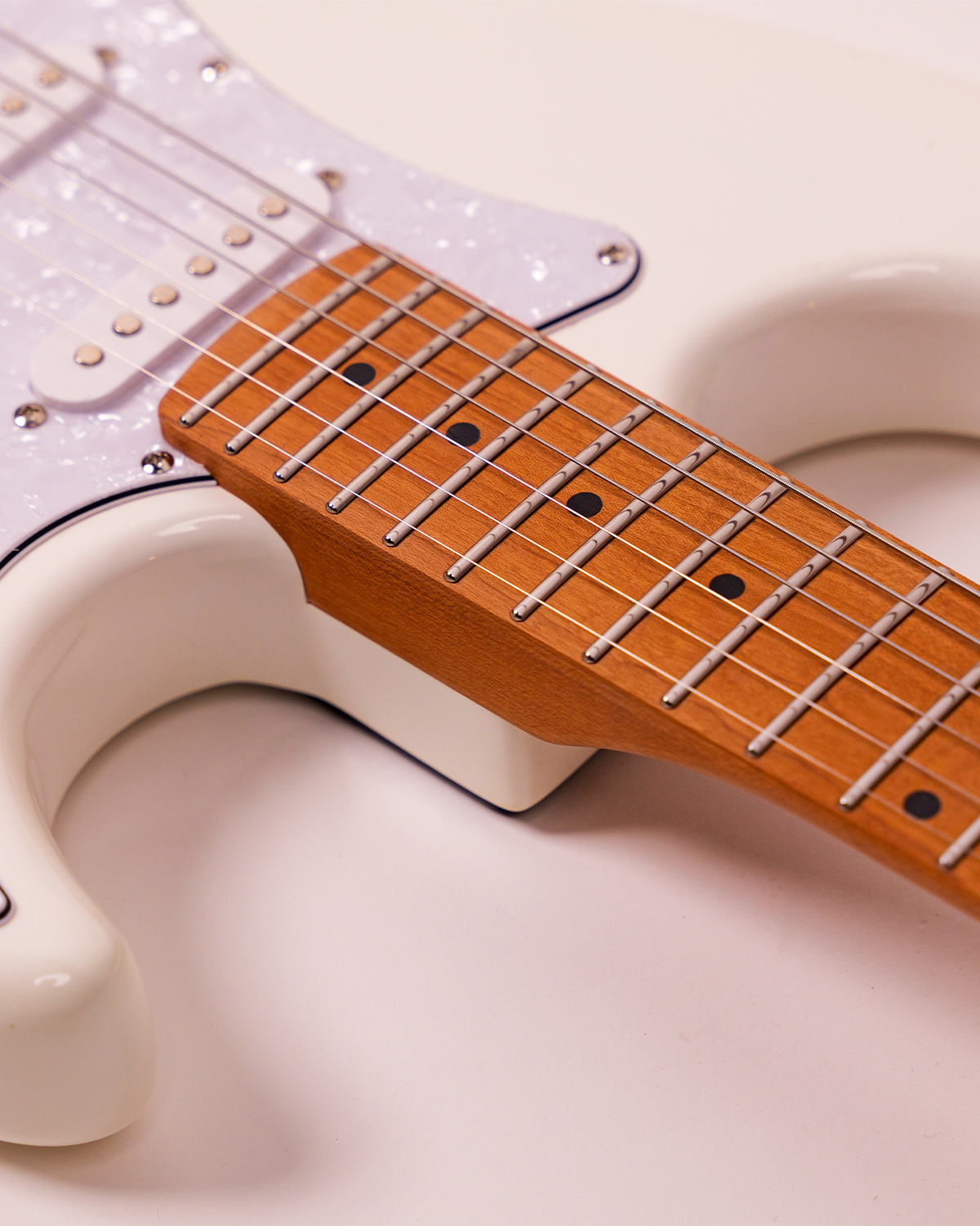 SQOE SEST500 Pearl White Electric Guitar HSS