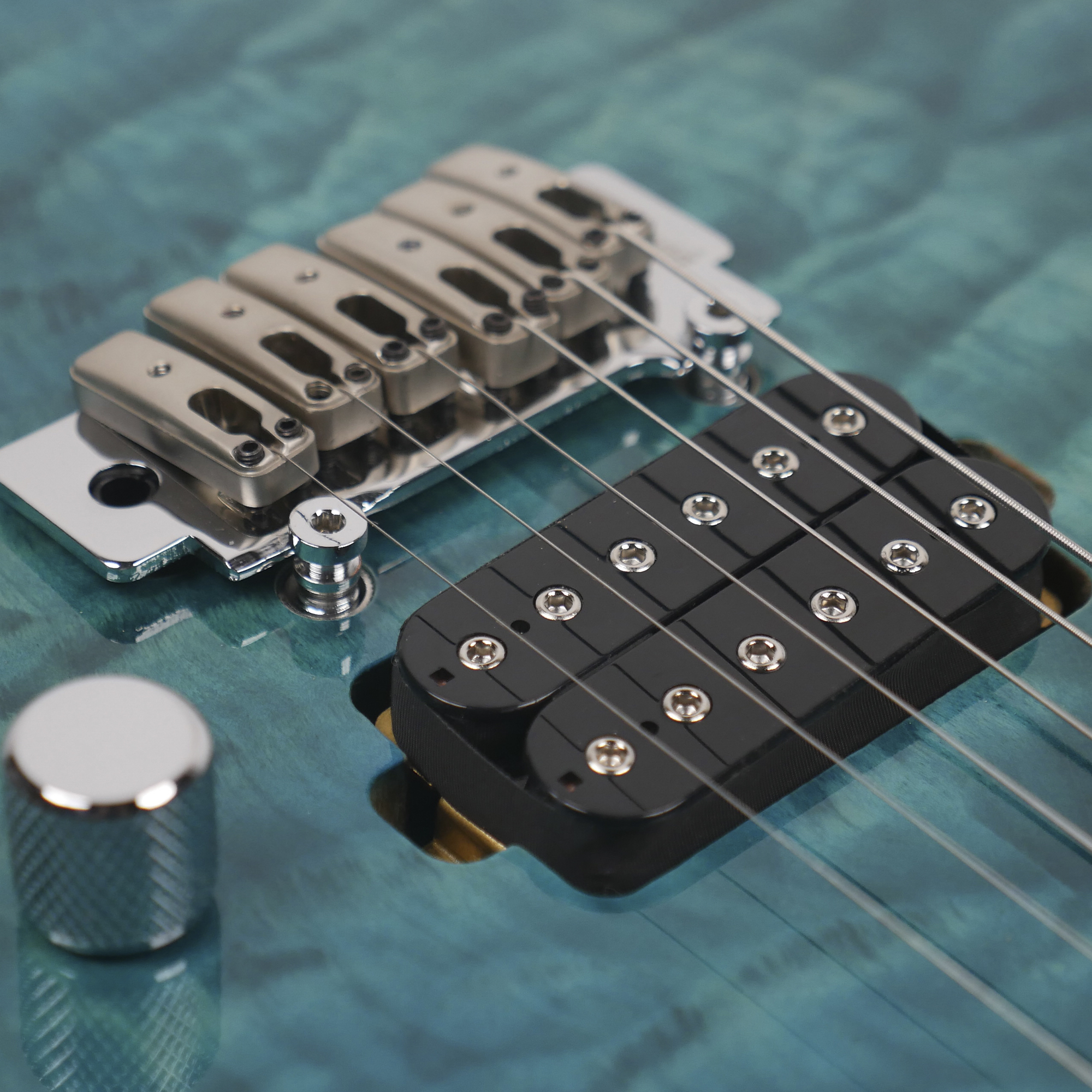 SQOE SEIB950 QUILTED MAPLE BLUE SUPER STRATOCASTER GUITAR