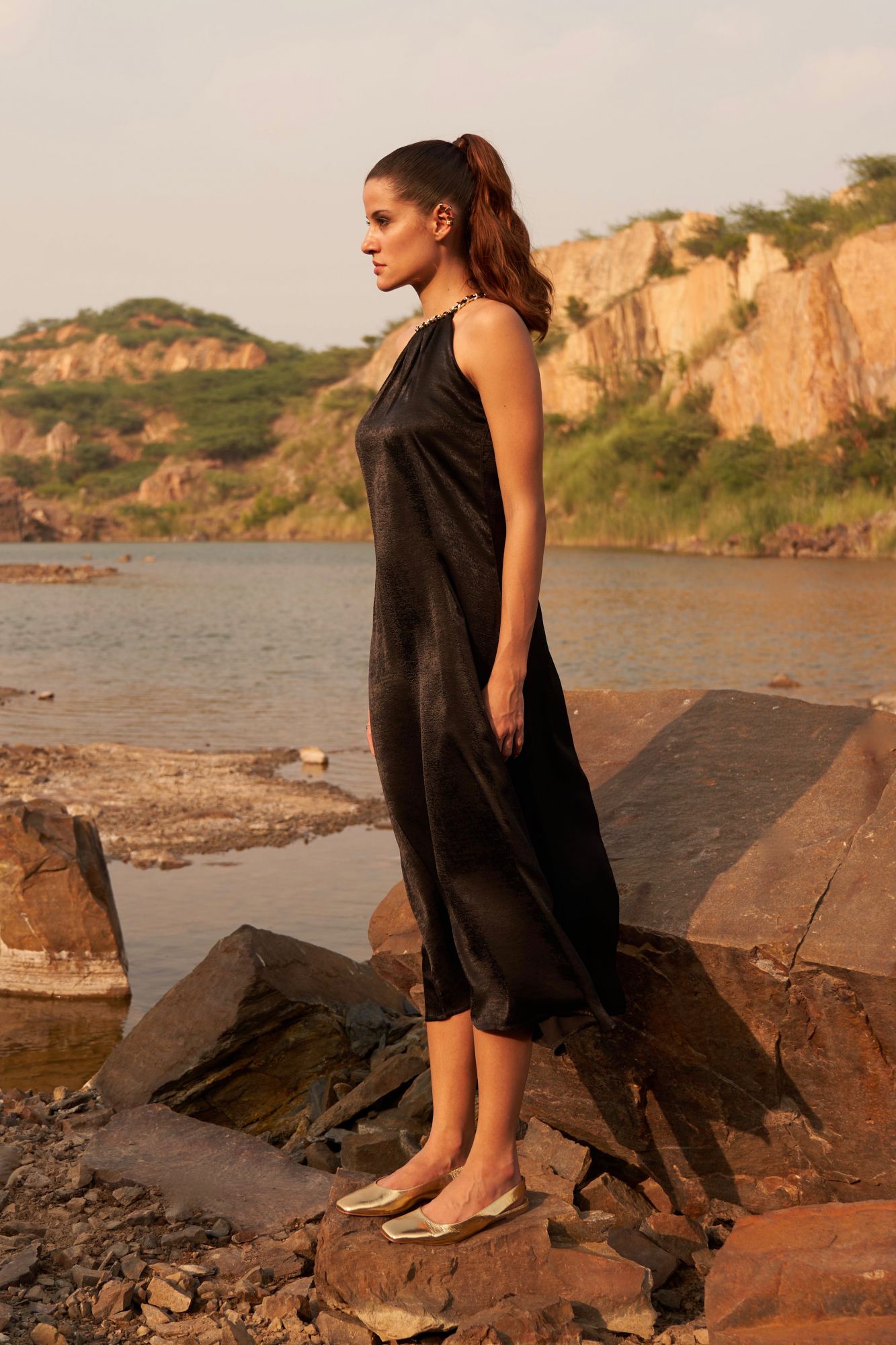 DESERT ROSE BLACK COLOR SATIN CREPE MIDI LENGTH SLEEVELESS DRESS WITH METAL CHAIN NECKLINE
