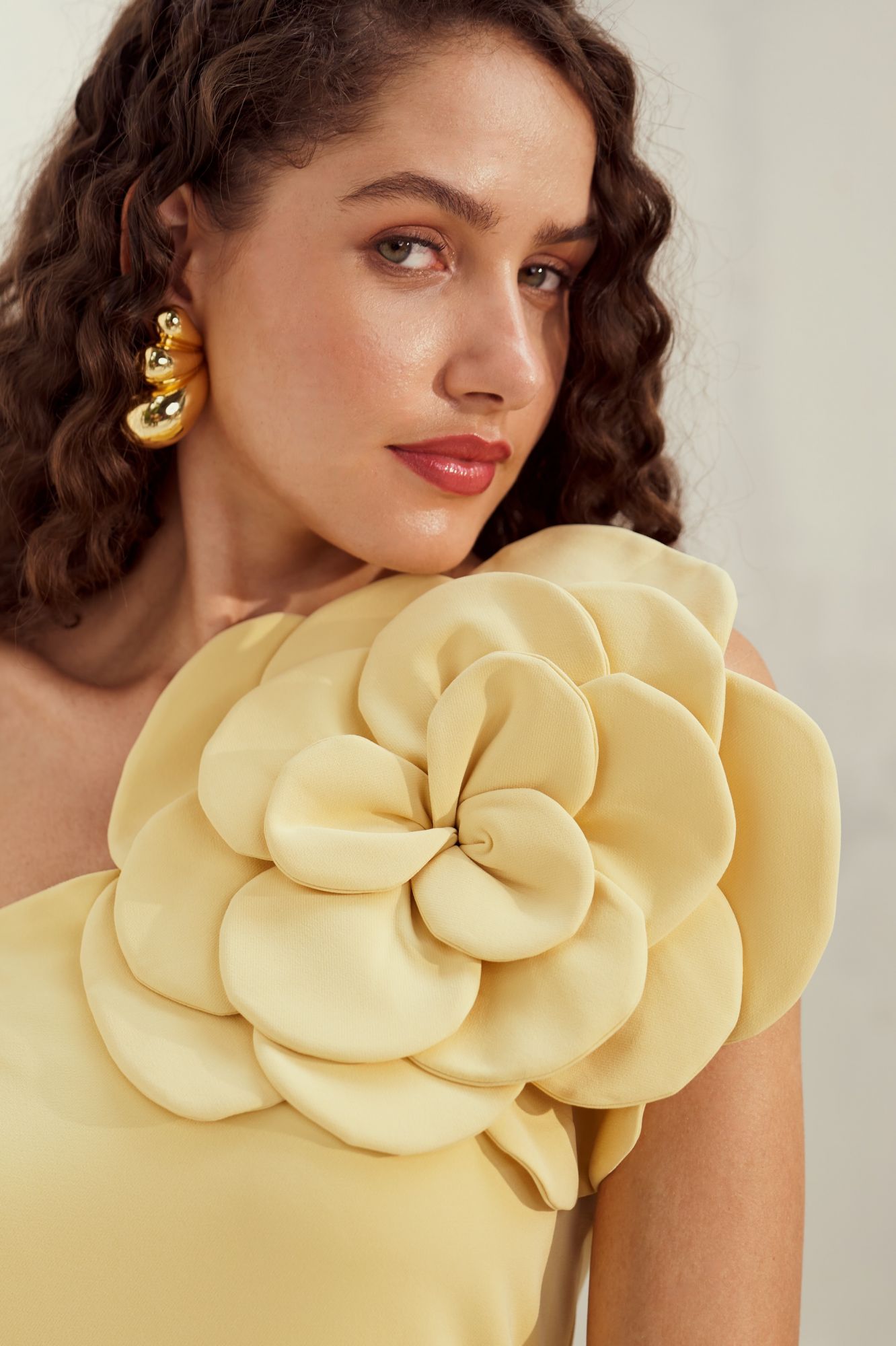 MALIBU-02 PASTEL YELLOW ONE SIDE SHOULDER FLOWER DETAIL COCKTAIL DRESS