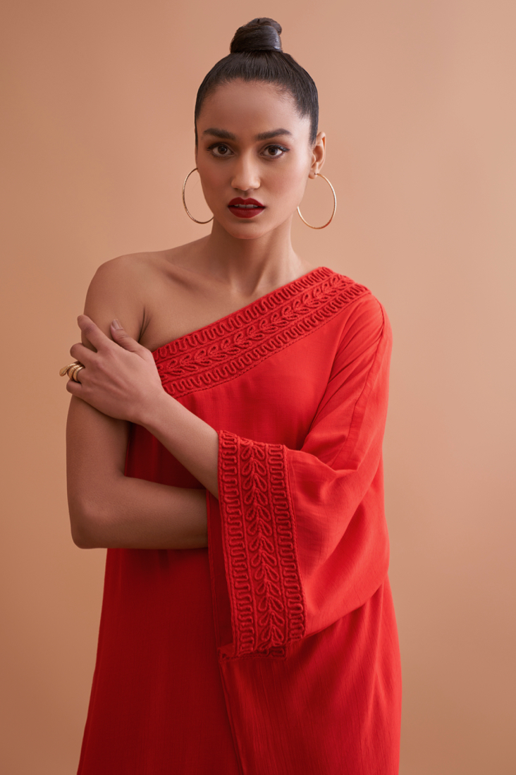 AMALFI SOLID RED TEXTURED RAYON CREPE FULL LENGTH ONE SIDED SHOULDER KAFTAN WITH HAND EMBROIDERY