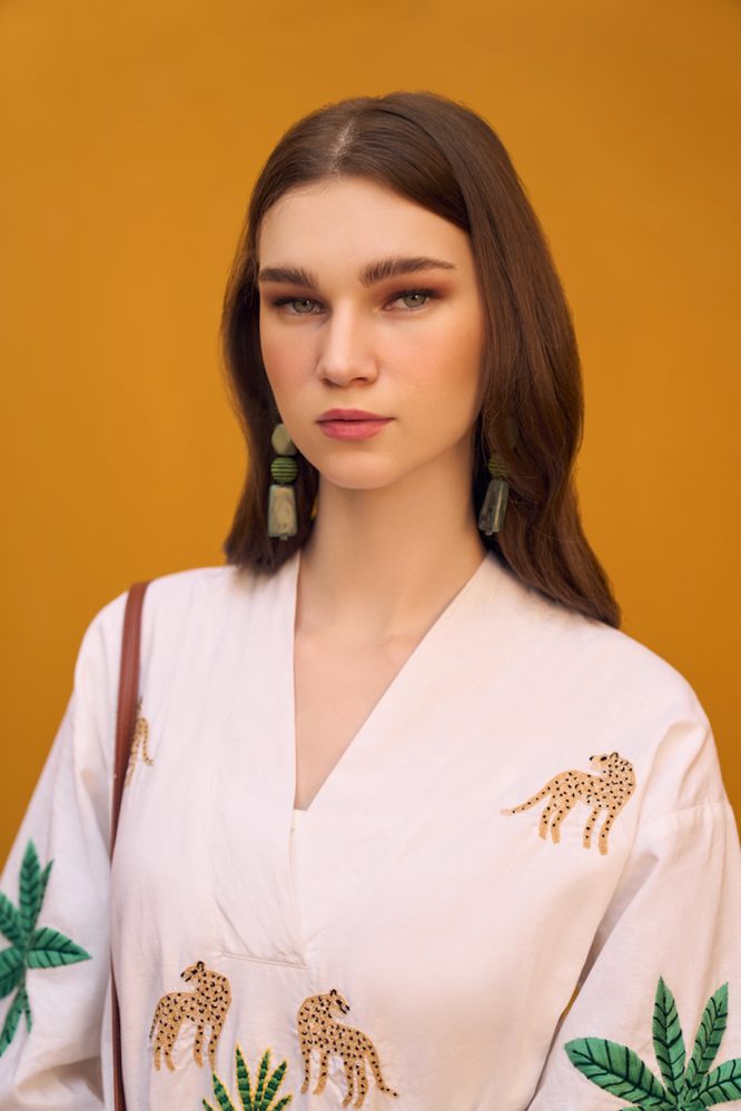 RANTHAMBORE WHITE LINEN HAND EMBROIDERED KNEE LENGTH KIMONO FIT STATEMENT BRUNCH DRESS WITH SASH