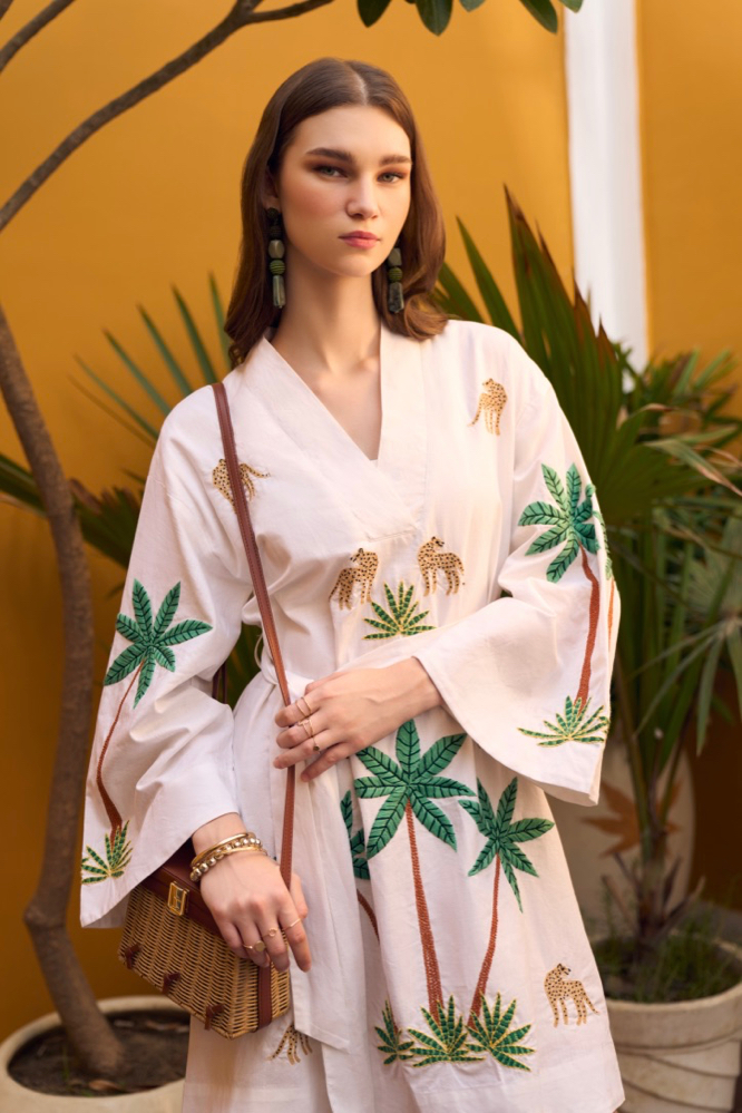 RANTHAMBORE WHITE LINEN HAND EMBROIDERED KNEE LENGTH KIMONO FIT STATEMENT BRUNCH DRESS WITH SASH