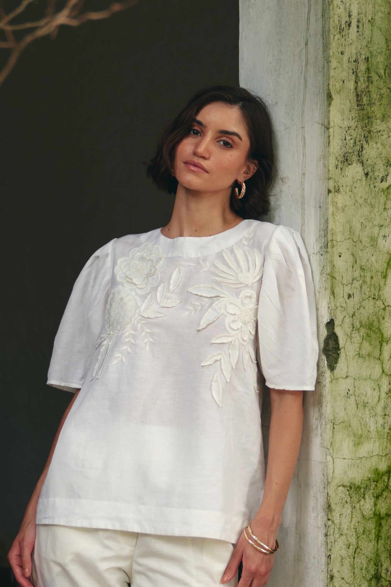 FLORENTINA OFF WHITE LINEN TOP WITHSLEEVES AND SELF FABRIC FLOWER PATCHWORK EMBROIDERY