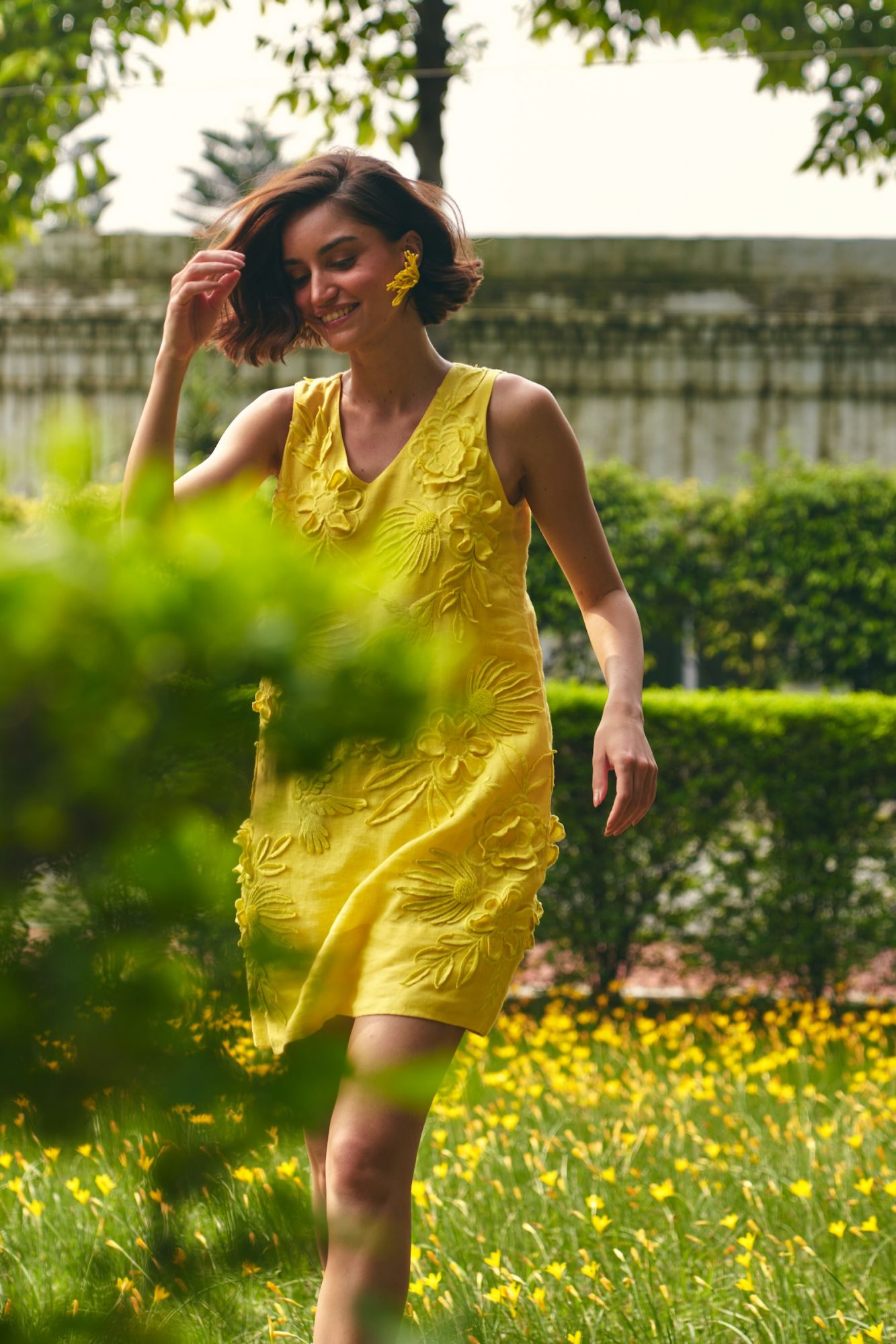 FLORENTINA YELLOW COLOR PURE LINEN ALL OVER FLORAL EMBROIDERY KNEE LENGTH SLEEVELESS V-NECK SHIFT DRESS