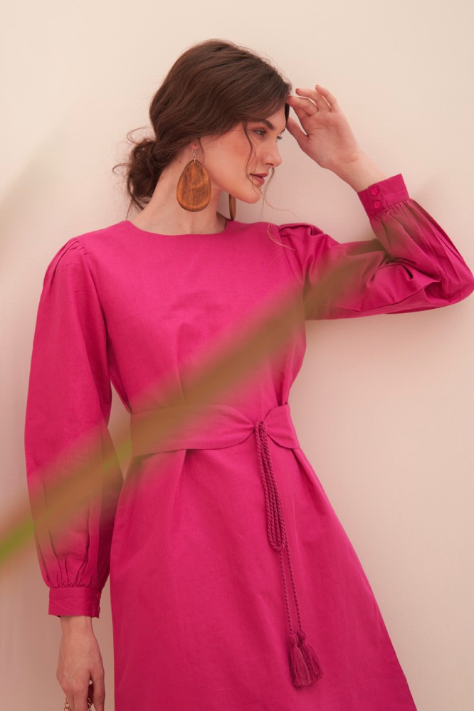 MALIBU FUCHSIA PINK COLOR LINEN KNEE LENGTH SHIFT SUMMER DRESS WITH FULL SLEEVES AND FABRIC BELT