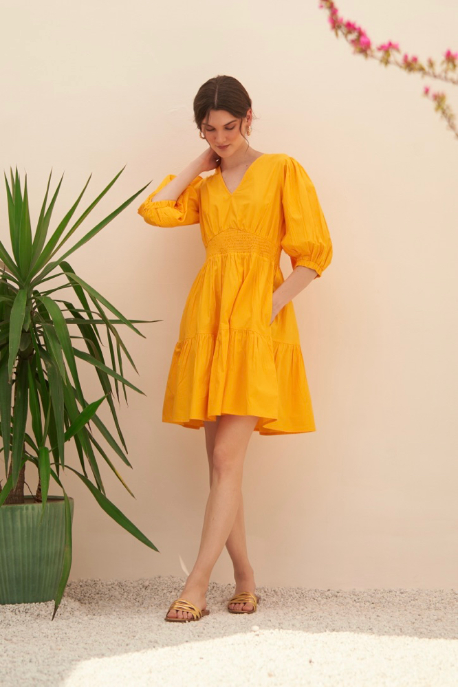 MALIBU YELLOW COTTON POPLIN KNEE LENGTH TIER DRESS WITH V-NECK ELBOW LENGTH SLEEVES AND POCKETS