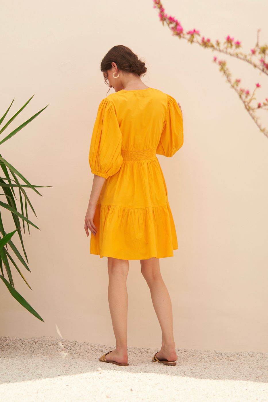 MALIBU YELLOW COTTON POPLIN KNEE LENGTH TIER DRESS WITH V-NECK ELBOW LENGTH SLEEVES AND POCKETS