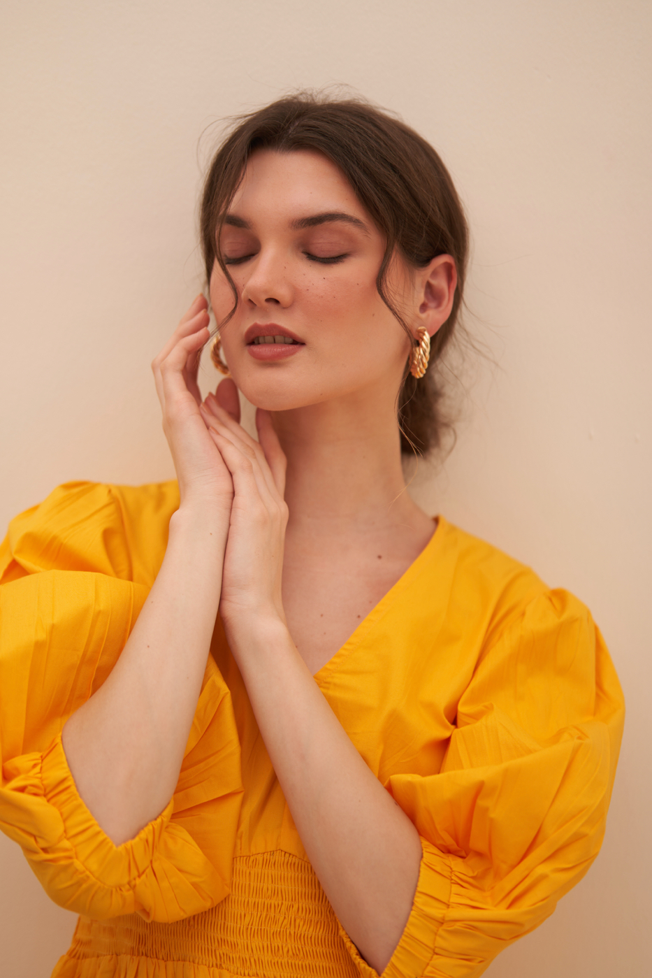 MALIBU YELLOW COTTON POPLIN KNEE LENGTH TIER DRESS WITH V-NECK ELBOW LENGTH SLEEVES AND POCKETS