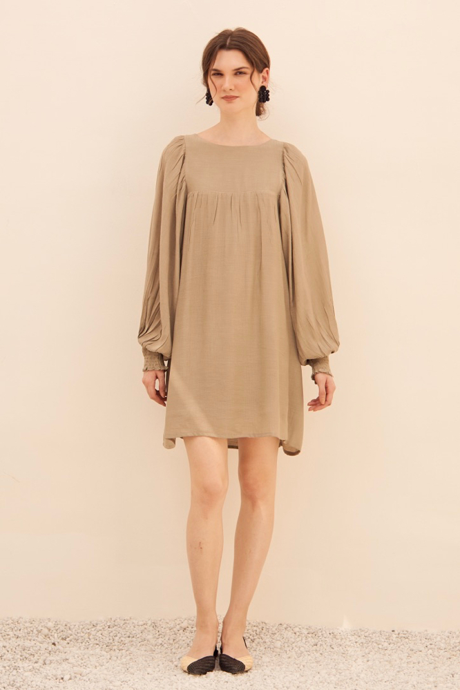 MALIBU MUD GREEN COLOR TEXTURED RAYON CREPE FABRIC KNEE LENGTH FLOWY DRESS WITH FULL SLEEVES