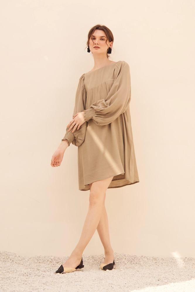 MALIBU MUD GREEN COLOR TEXTURED RAYON CREPE FABRIC KNEE LENGTH FLOWY DRESS WITH FULL SLEEVES