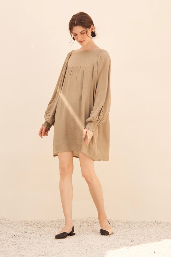 MALIBU MUD GREEN COLOR TEXTURED RAYON CREPE FABRIC KNEE LENGTH FLOWY DRESS WITH FULL SLEEVES