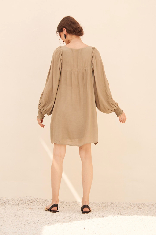 MALIBU MUD GREEN COLOR TEXTURED RAYON CREPE FABRIC KNEE LENGTH FLOWY DRESS WITH FULL SLEEVES