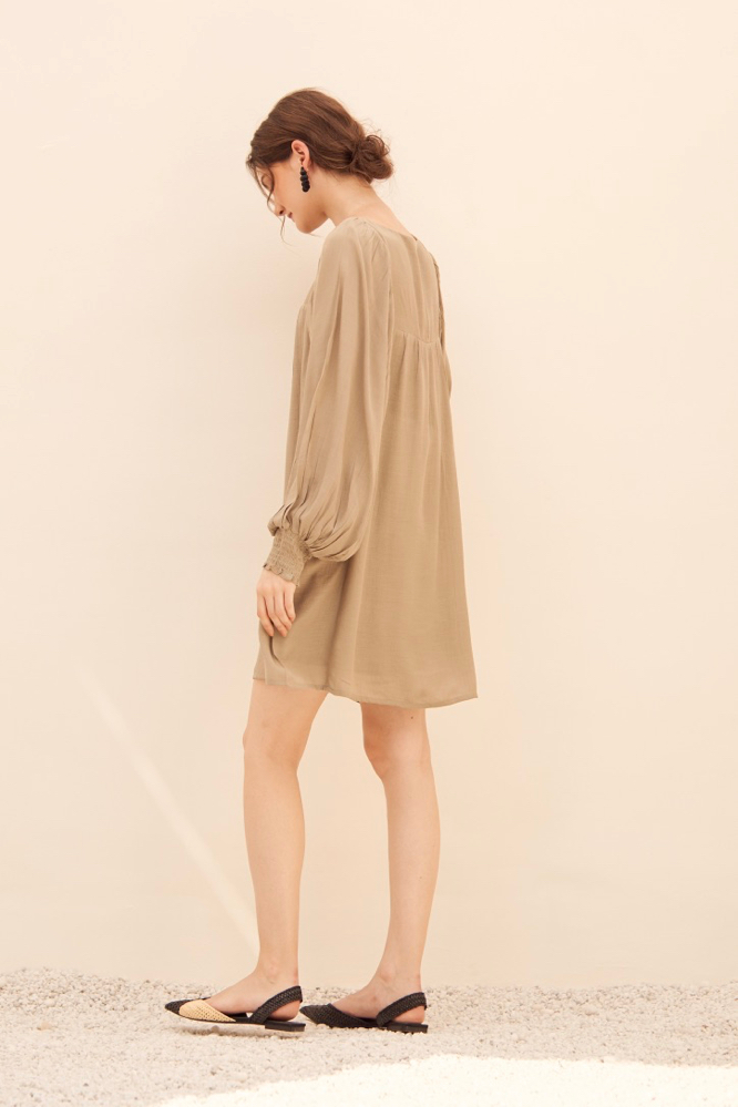 MALIBU MUD GREEN COLOR TEXTURED RAYON CREPE FABRIC KNEE LENGTH FLOWY DRESS WITH FULL SLEEVES