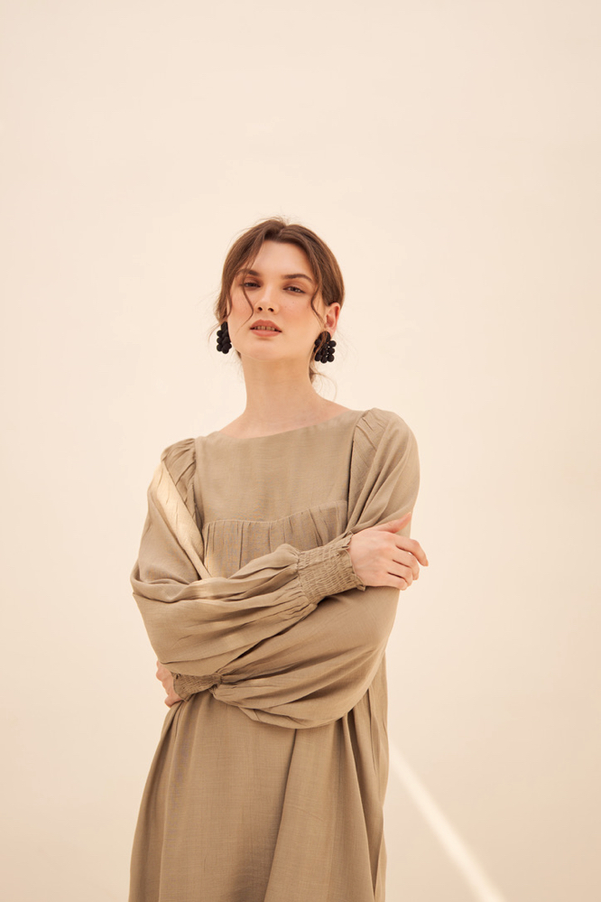 MALIBU MUD GREEN COLOR TEXTURED RAYON CREPE FABRIC KNEE LENGTH FLOWY DRESS WITH FULL SLEEVES