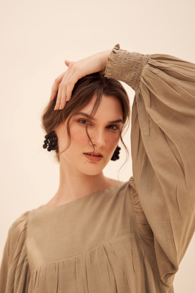 MALIBU MUD GREEN COLOR TEXTURED RAYON CREPE FABRIC KNEE LENGTH FLOWY DRESS WITH FULL SLEEVES