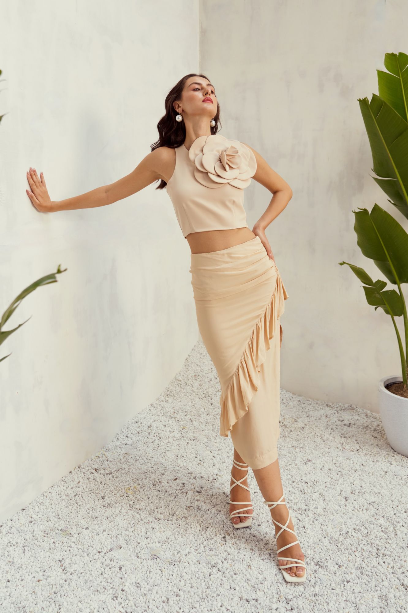 MALIBU-02 LIGHT BEIGE COLOR SLEEVELESS FLOWER DETAIL CROP TOP
