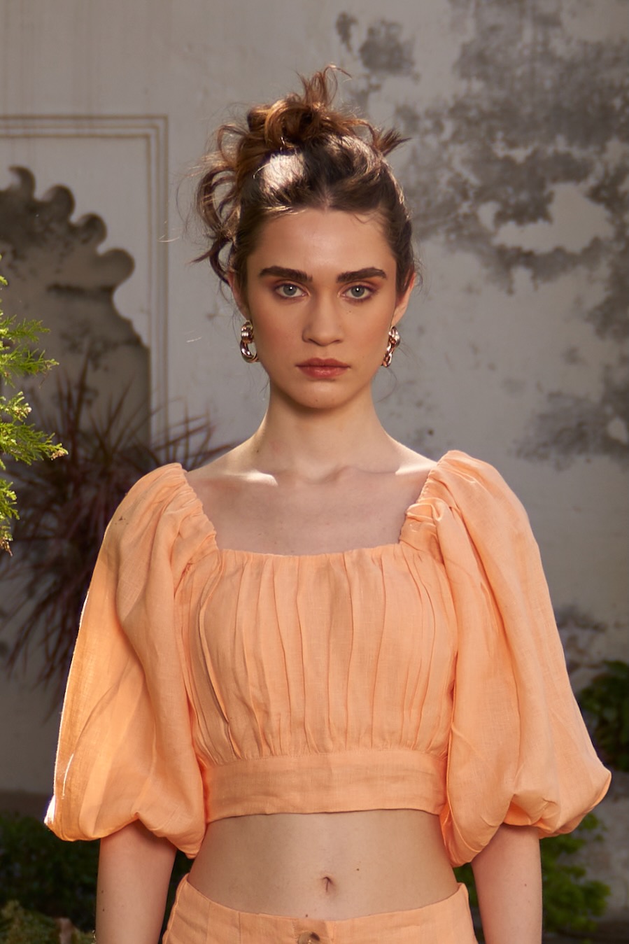 LA FLOR SOLID PEACH COLOR LINEN FABRIC CROPPED LENGTH TOP WITH ATTACHED CUPS AND ELBOW LENGTH SLEEVES