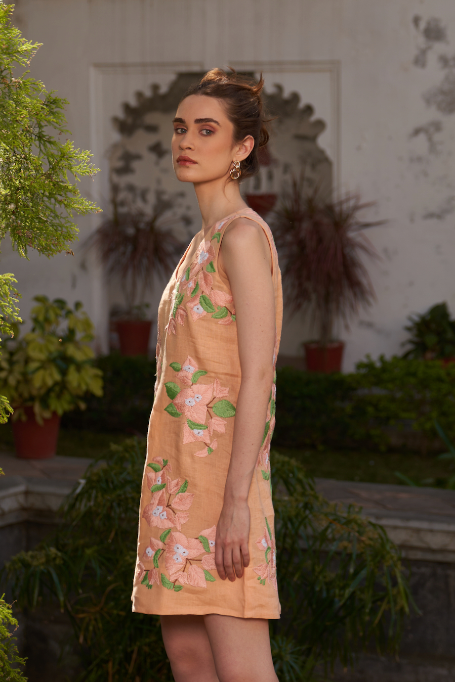 LA FLOR BOUGAINVILLEA CHUNKY HAND EMBROIDERED LINEN FABRIC PEACH COLOR SLEEVELESS SHIFT DRESS