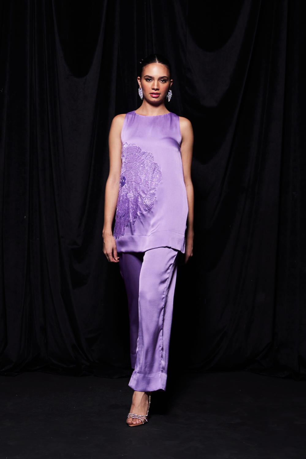LEILA MAUVE COLOR TEXTURED SATIN SLEEVELESS TUNIC AND STRAIGHT PANTS CO-ORDINATE WITH GLASS BEADS EMBROIDERY