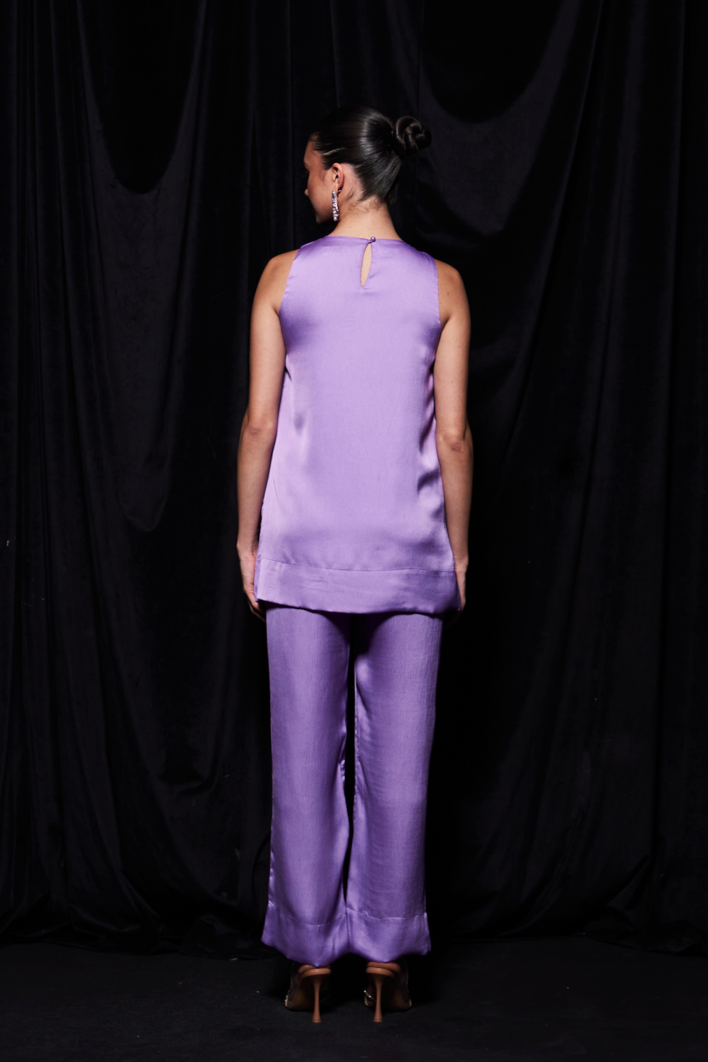 LEILA MAUVE COLOR TEXTURED SATIN SLEEVELESS TUNIC AND STRAIGHT PANTS CO-ORDINATE WITH GLASS BEADS EMBROIDERY