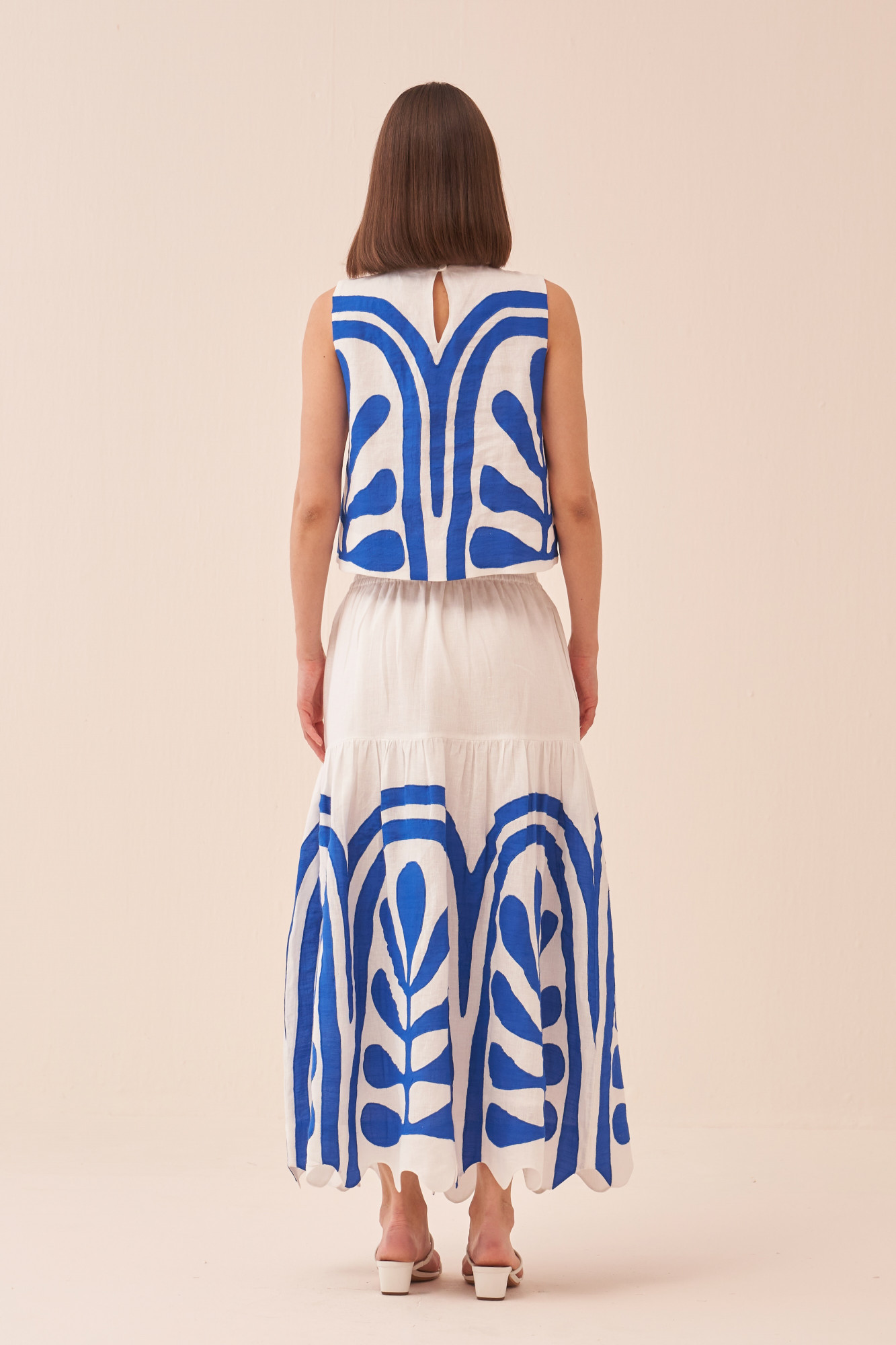 CASABLANCA WHITE COTTON LINEN MIDI LENGTH SKIRT AND SLEEVELESS TOP WITH BLUE COLOUR APPLIQUE EMBROIDERY