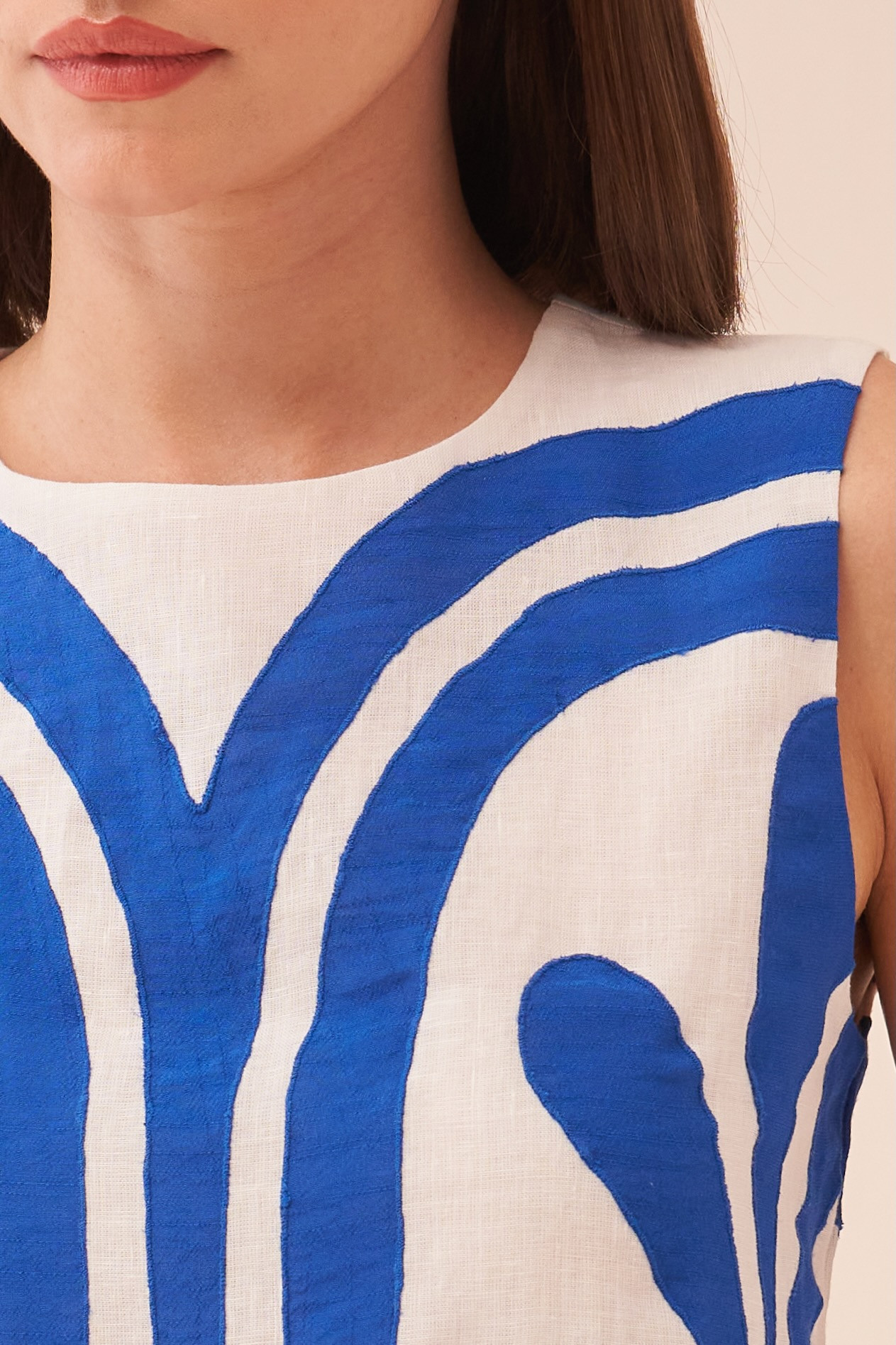 CASABLANCA WHITE COTTON LINEN MIDI LENGTH SKIRT AND SLEEVELESS TOP WITH BLUE COLOUR APPLIQUE EMBROIDERY