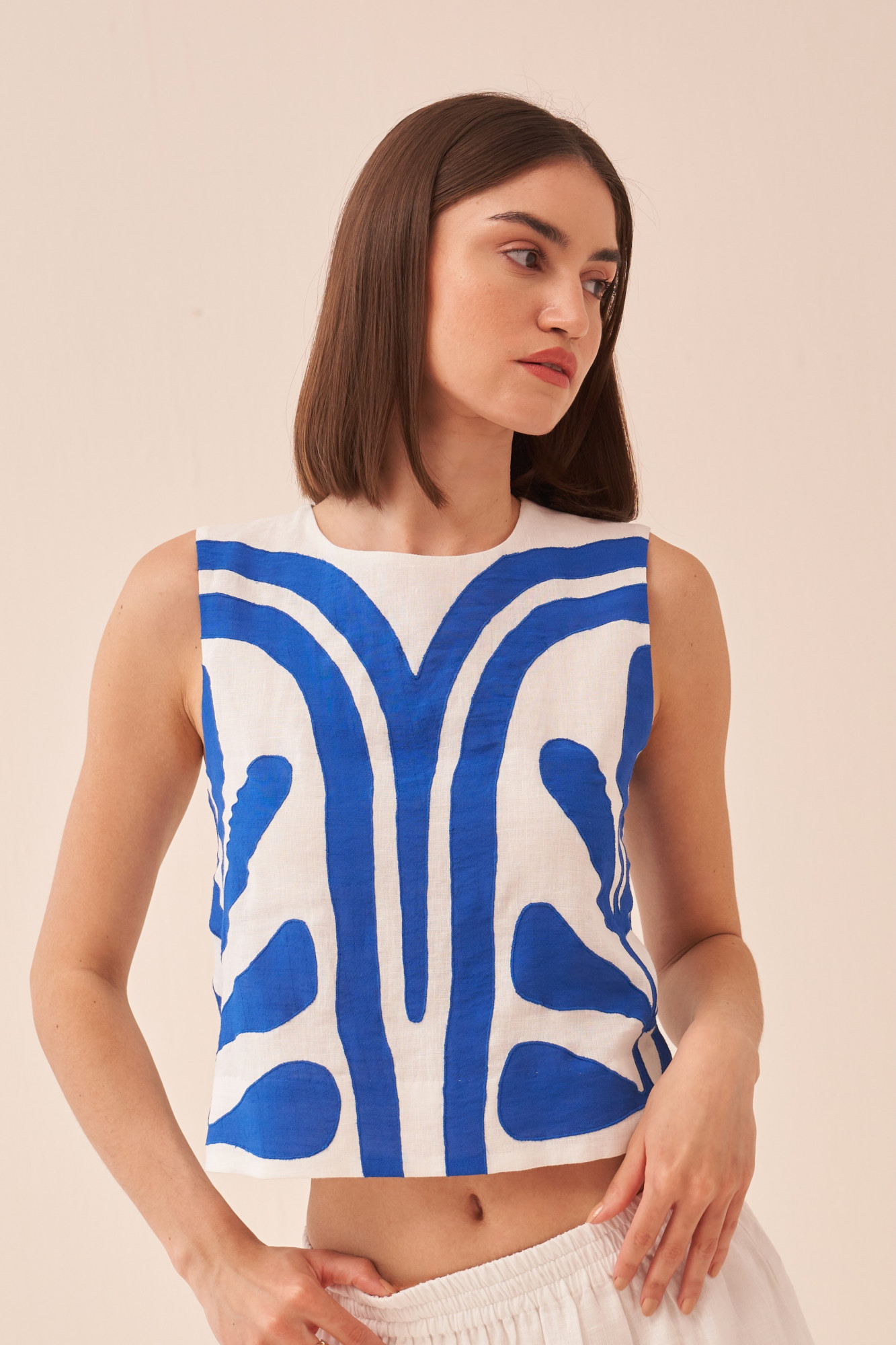 CASABLANCA WHITE COTTON LINEN MIDI LENGTH SKIRT AND SLEEVELESS TOP WITH BLUE COLOUR APPLIQUE EMBROIDERY