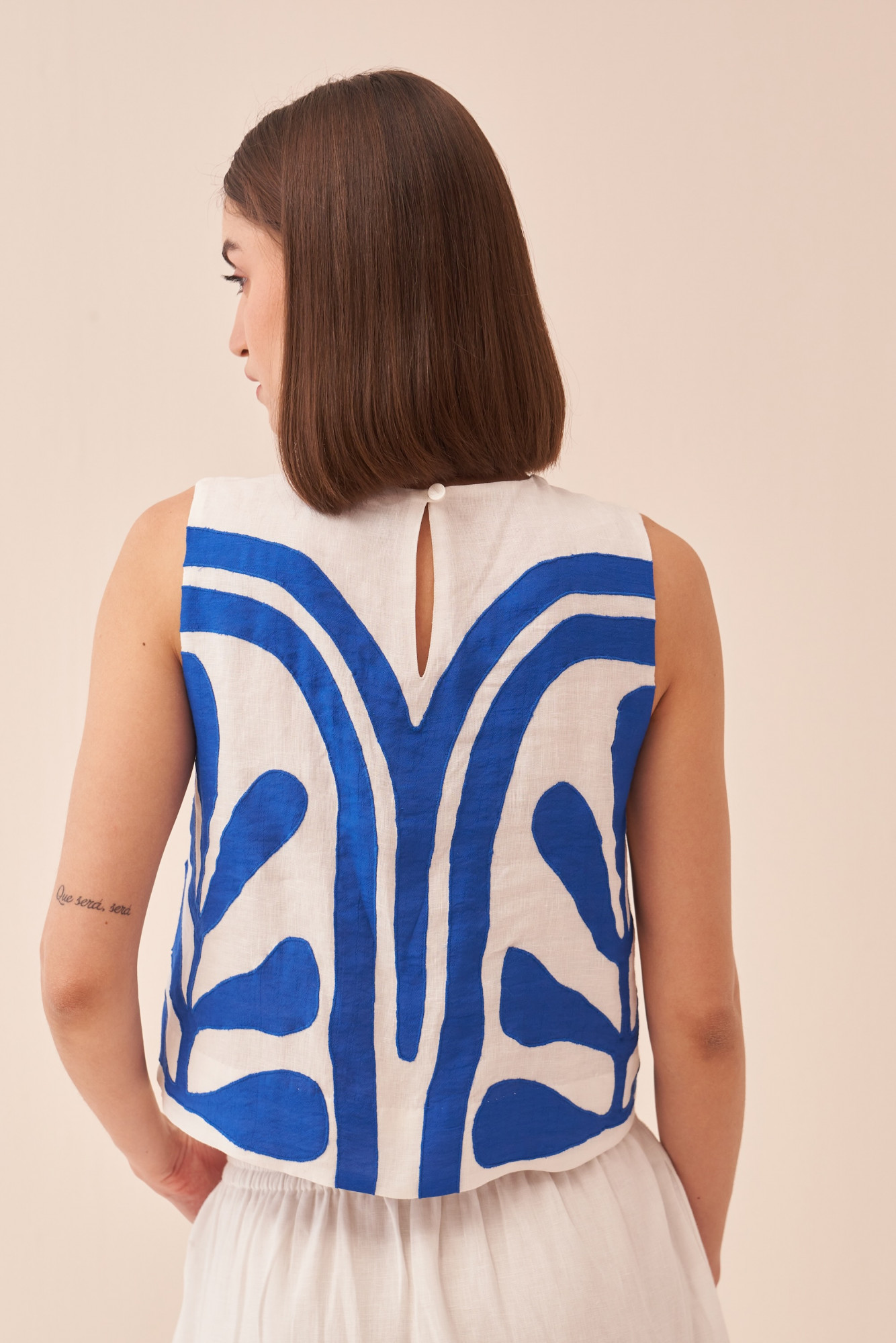 CASABLANCA WHITE COTTON LINEN SLEEVELESS TOP WITH BLUE COLOUR APPLIQUE EMBROIDERY