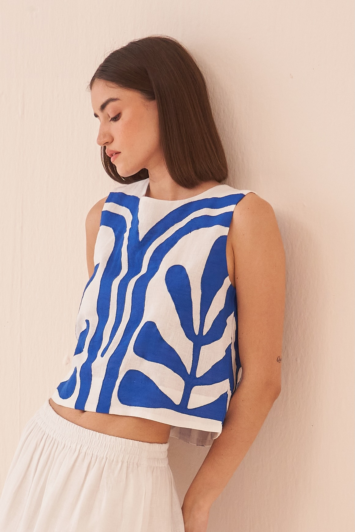 CASABLANCA WHITE COTTON LINEN SLEEVELESS TOP WITH BLUE COLOUR APPLIQUE EMBROIDERY