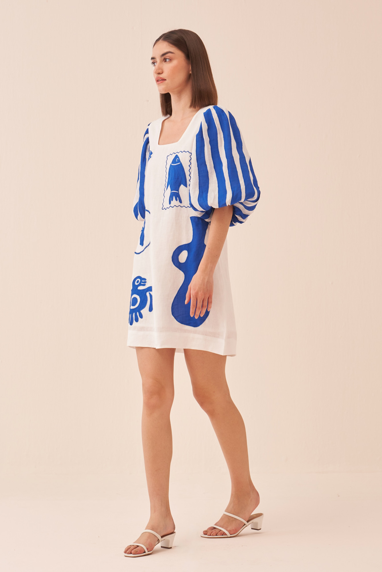 CASABLANCA WHITE COTTON LINEN KNEE LENGTH DRESS WITH BLUE COLOUR APPLIQUE EMBROIDERY