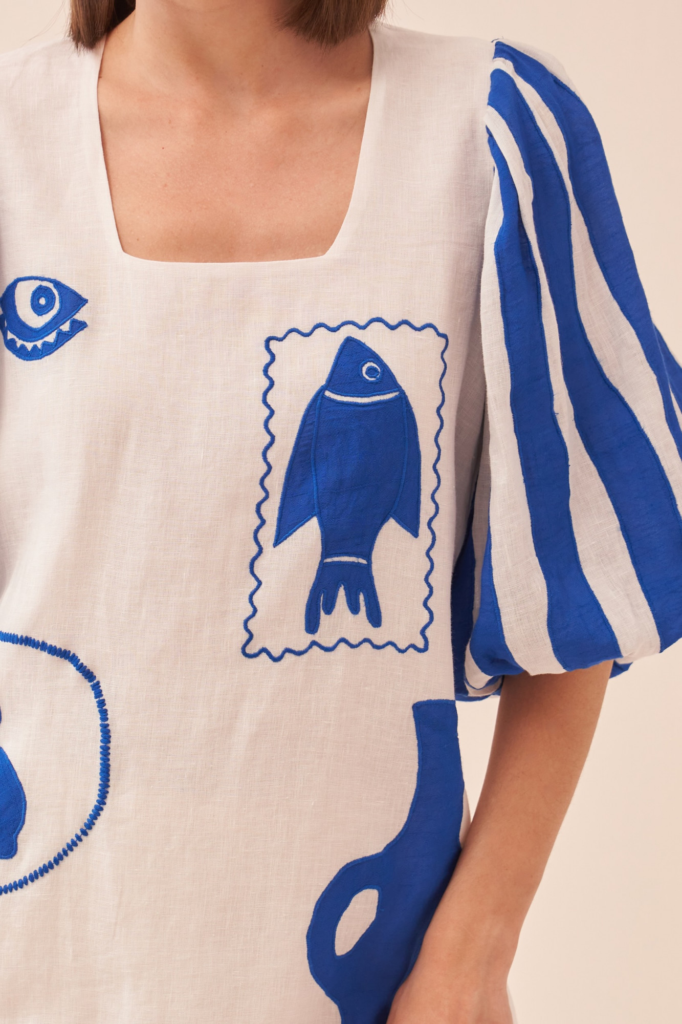 CASABLANCA WHITE COTTON LINEN KNEE LENGTH DRESS WITH BLUE COLOUR APPLIQUE EMBROIDERY